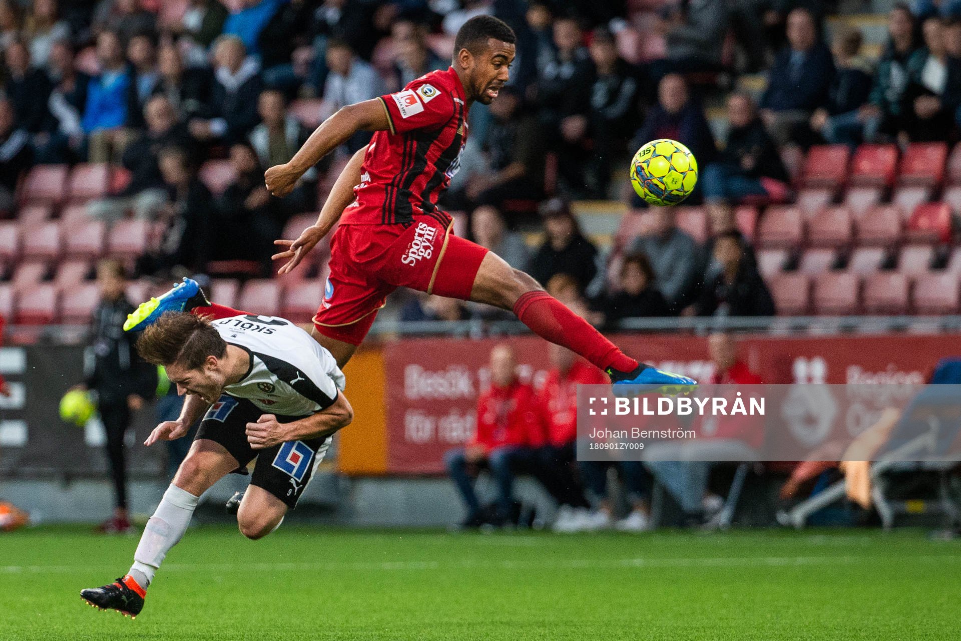 Östersunds Noah Sonko Sundberg och Örebros Victor Sköld