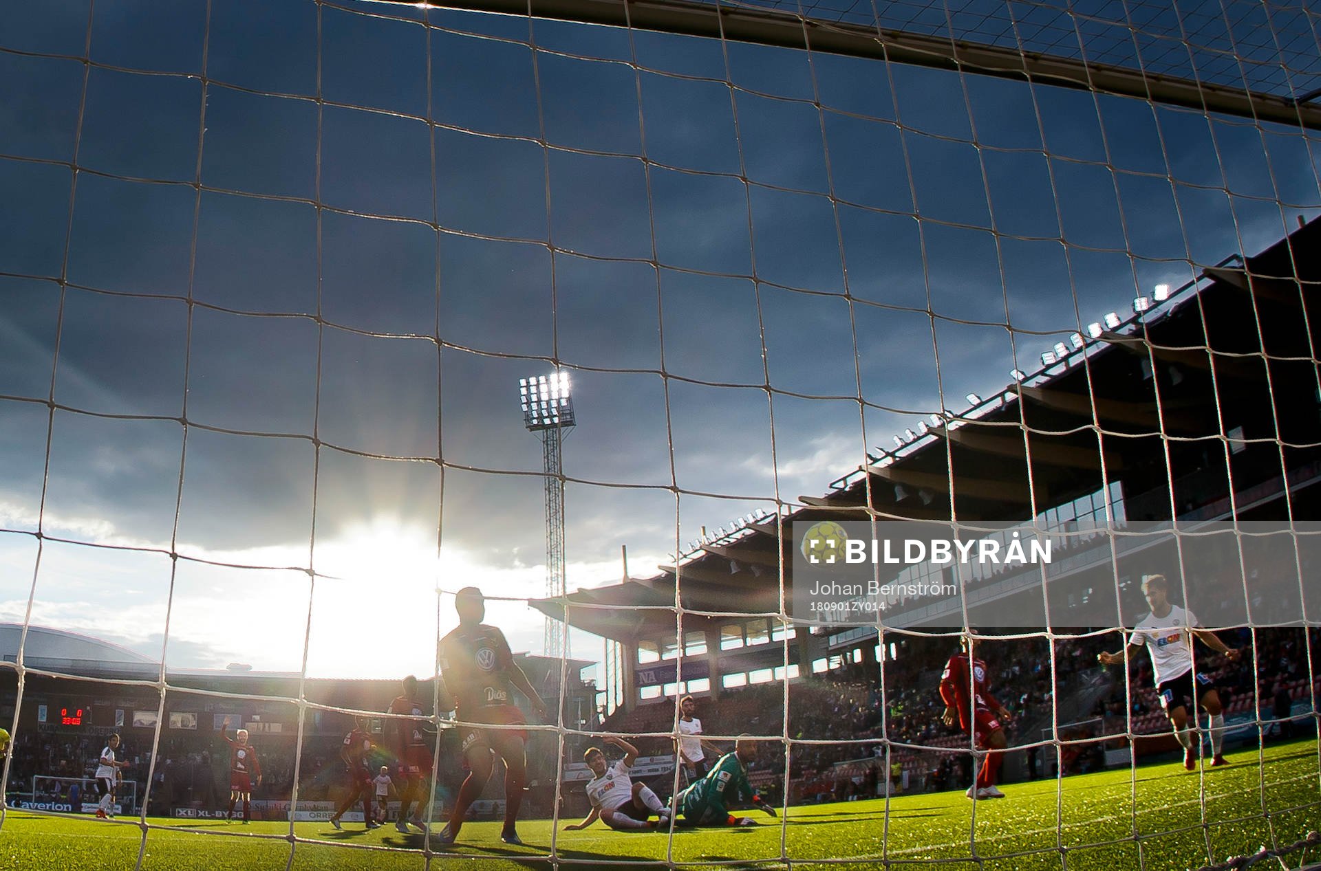 Örebros Victor Sköld gör 1-0 på Östersunds målvakt Aly Keita under fotbollsmatchen i Allsvenskan mellan Örebro och Östersund den 1 september 2018 i Örebro.