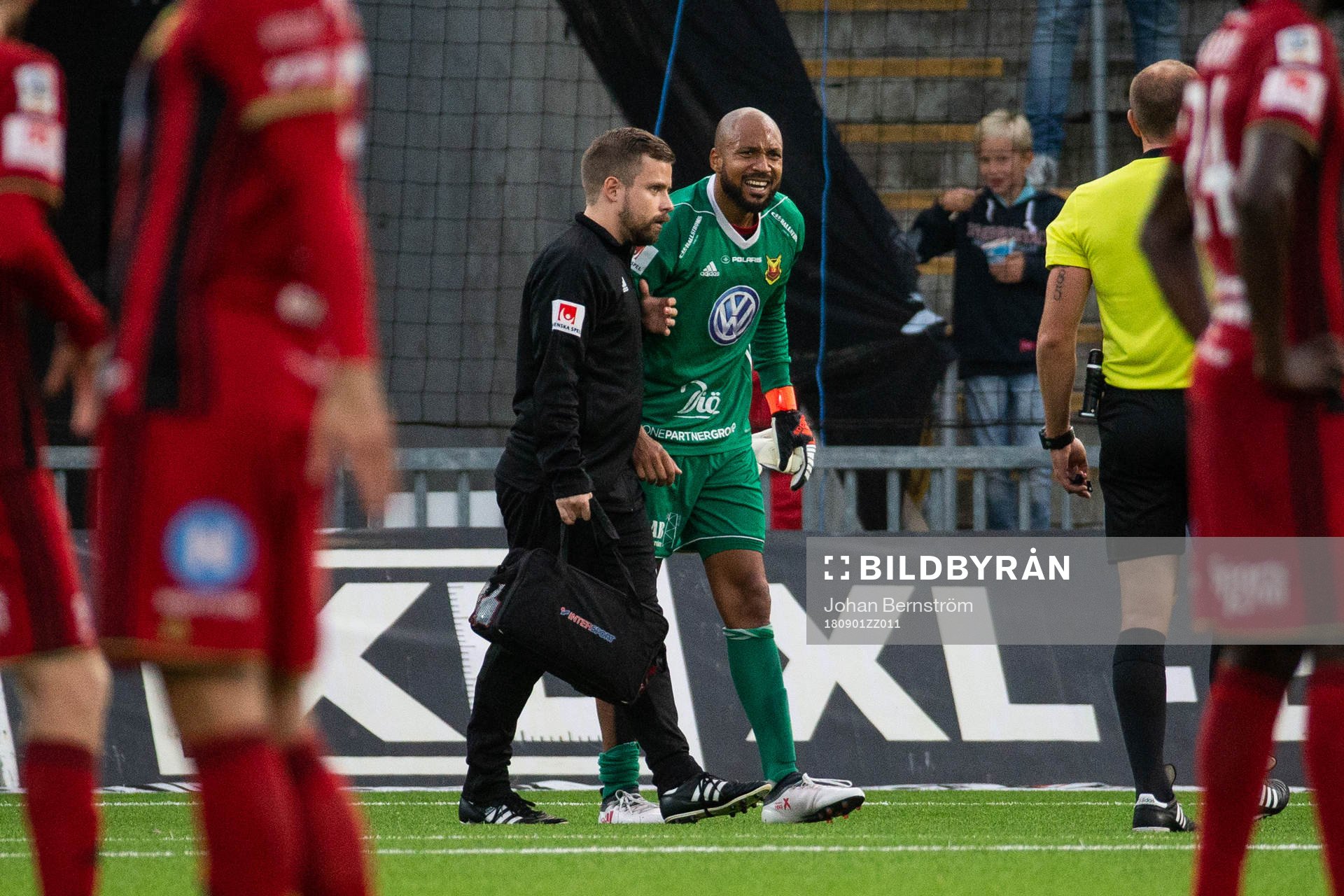 Östersunds målvakt Aly Keita blir skadad och får lämna