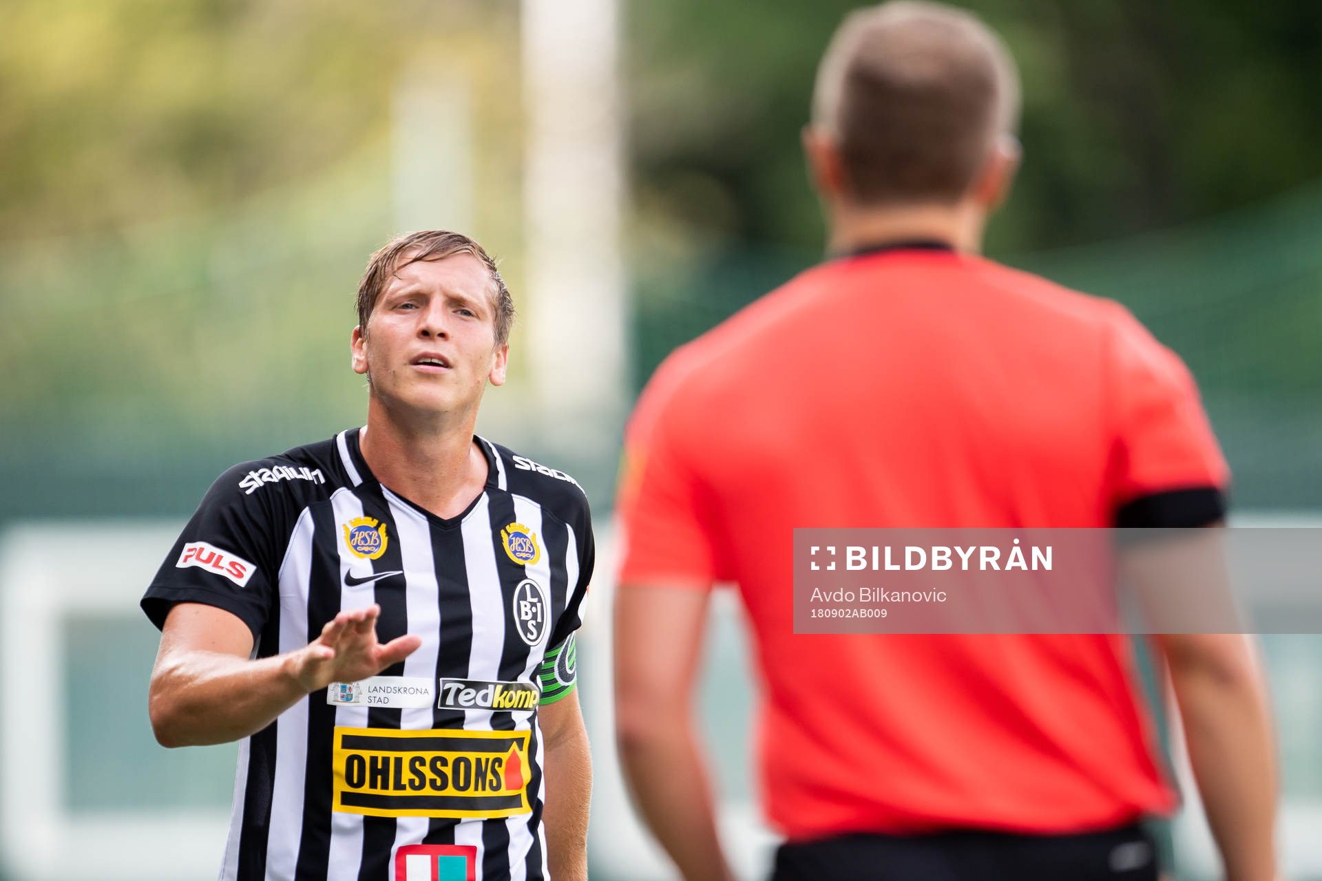 Landskronas Philip Andersson i samtal med en av linje domare