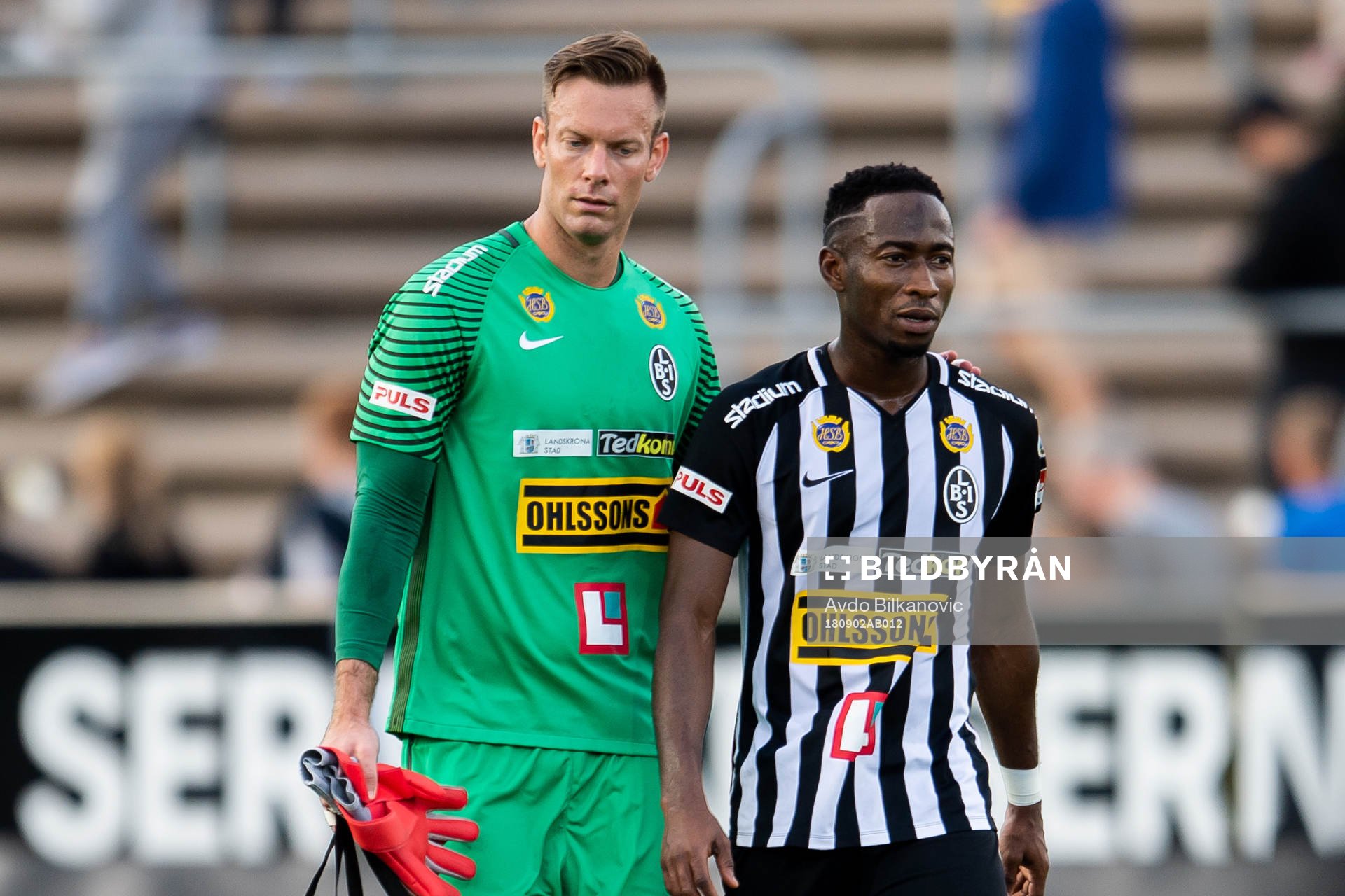 Landskronas målvakt Viktor Noring och Sadat Karim deppar