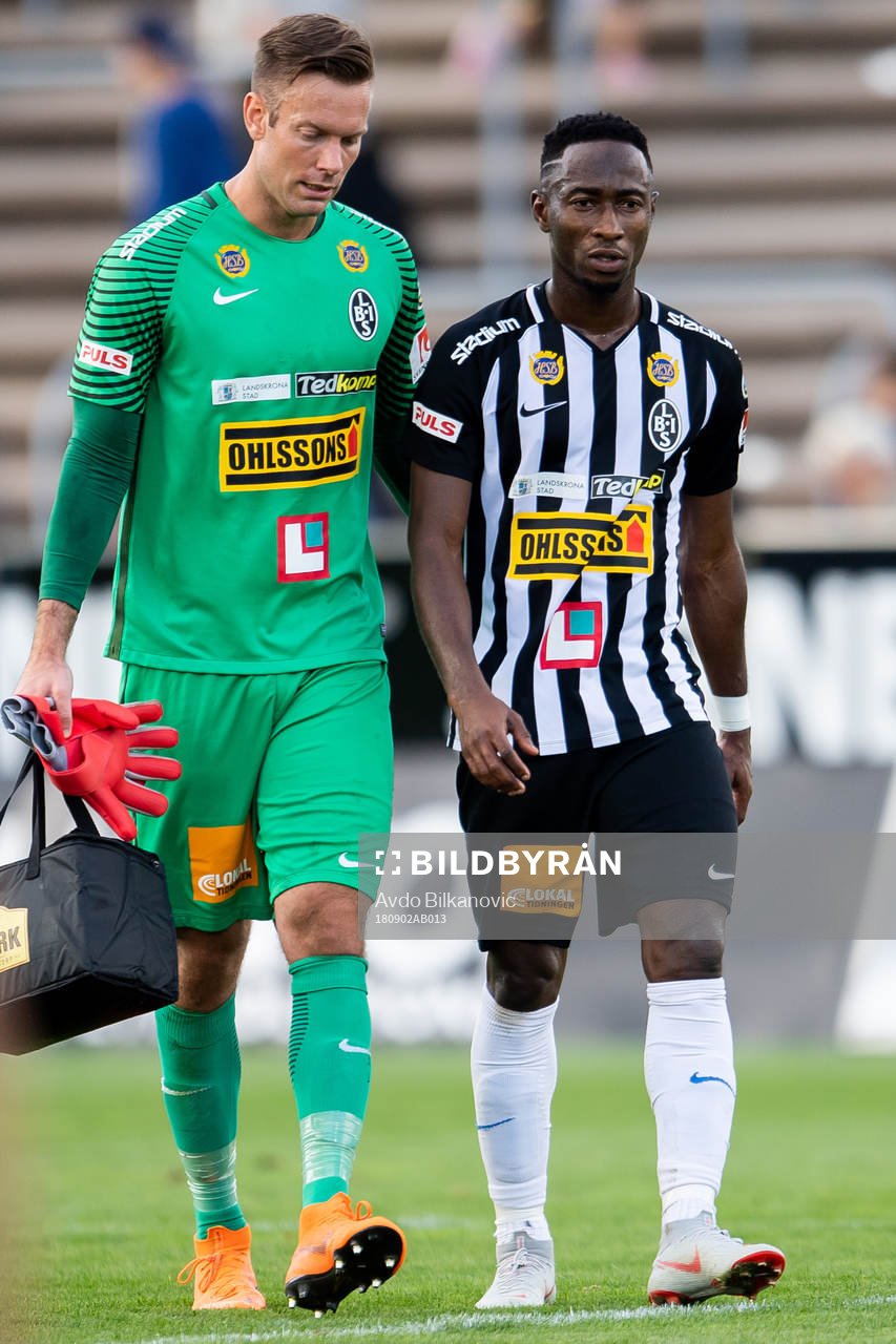 Landskronas målvakt Viktor Noring och Sadat Karim deppar