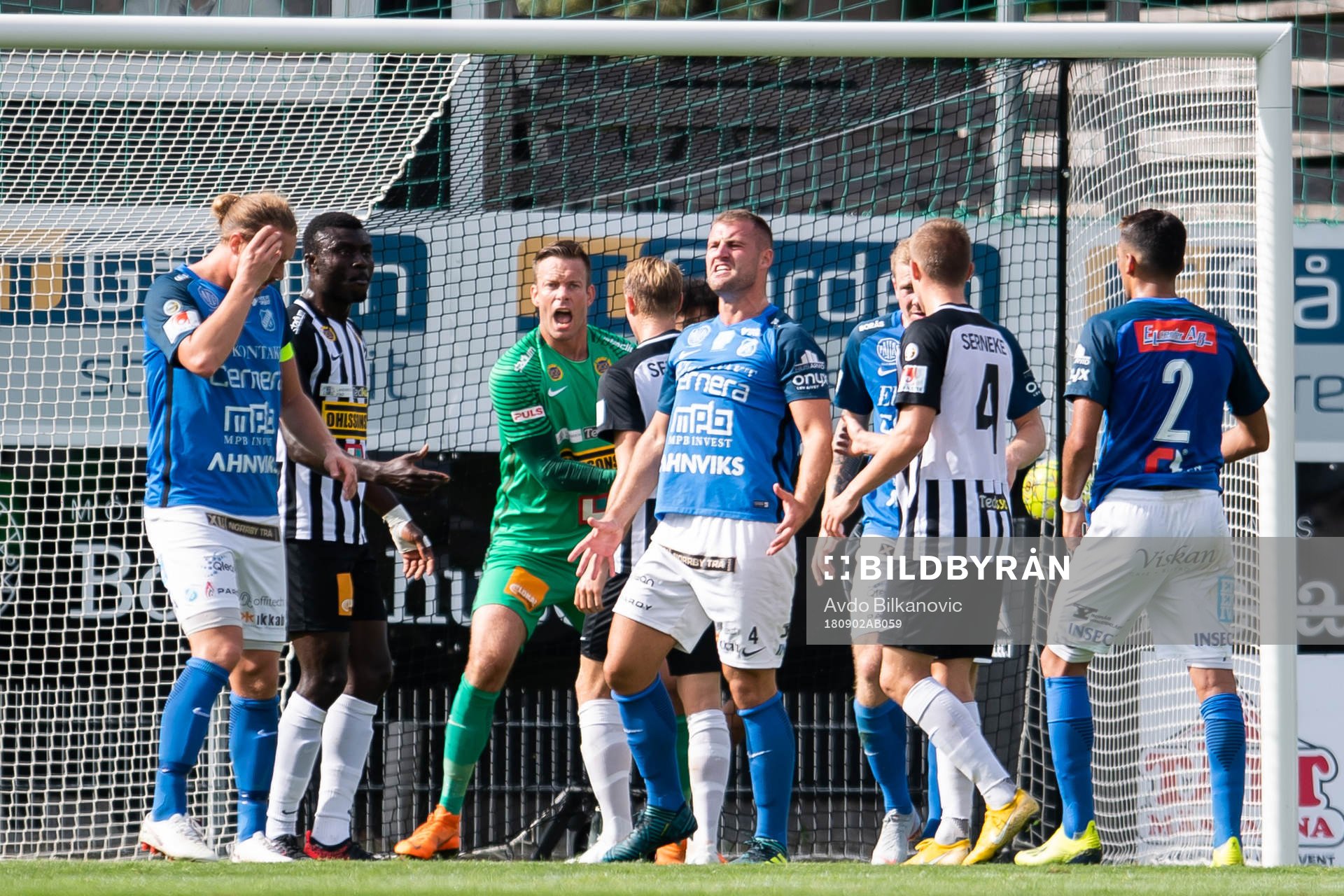 Landskronas målvakt Viktor Noring jublar