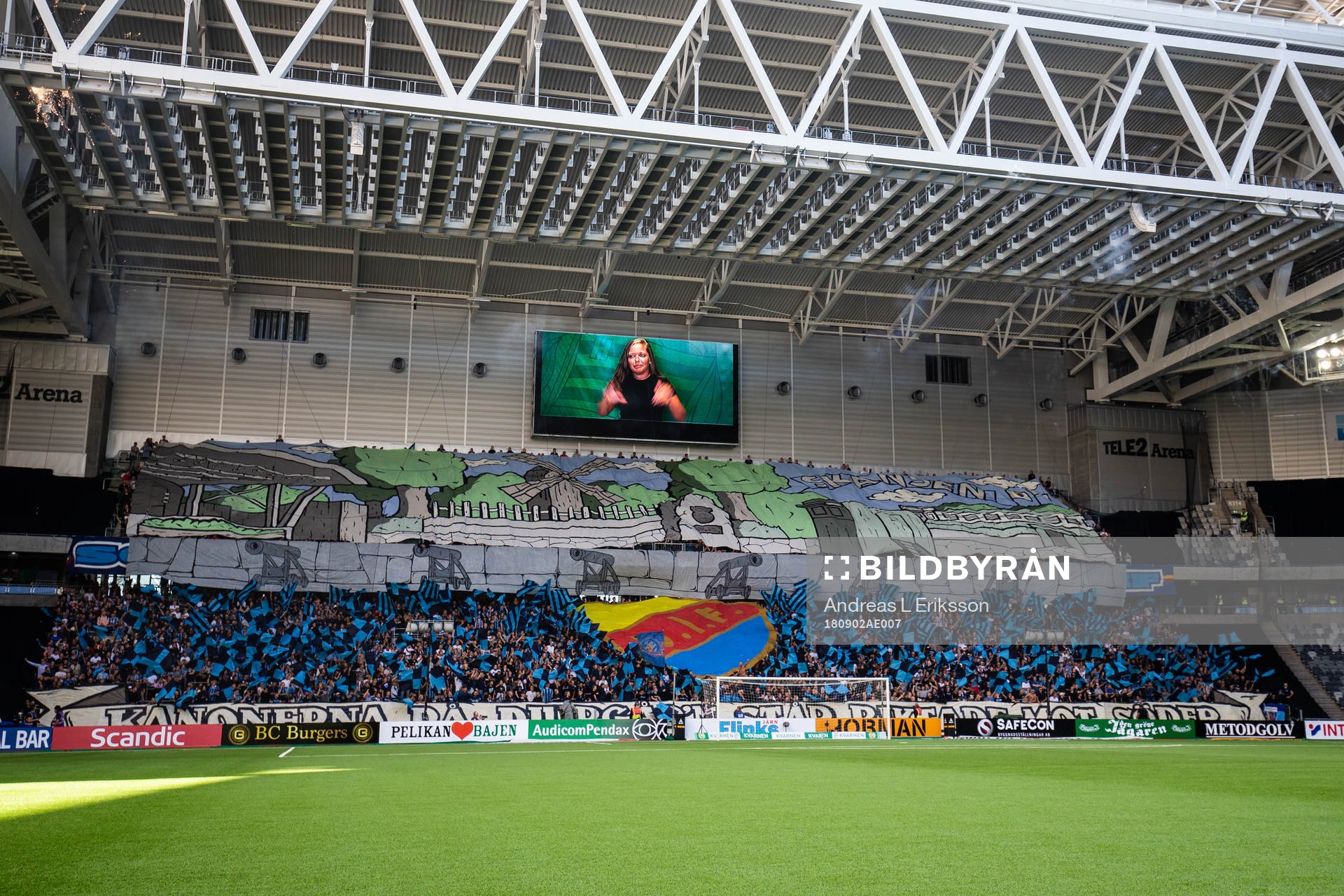 Djurgårdens supportrar gör ett tifo innan fotbollsmatchen