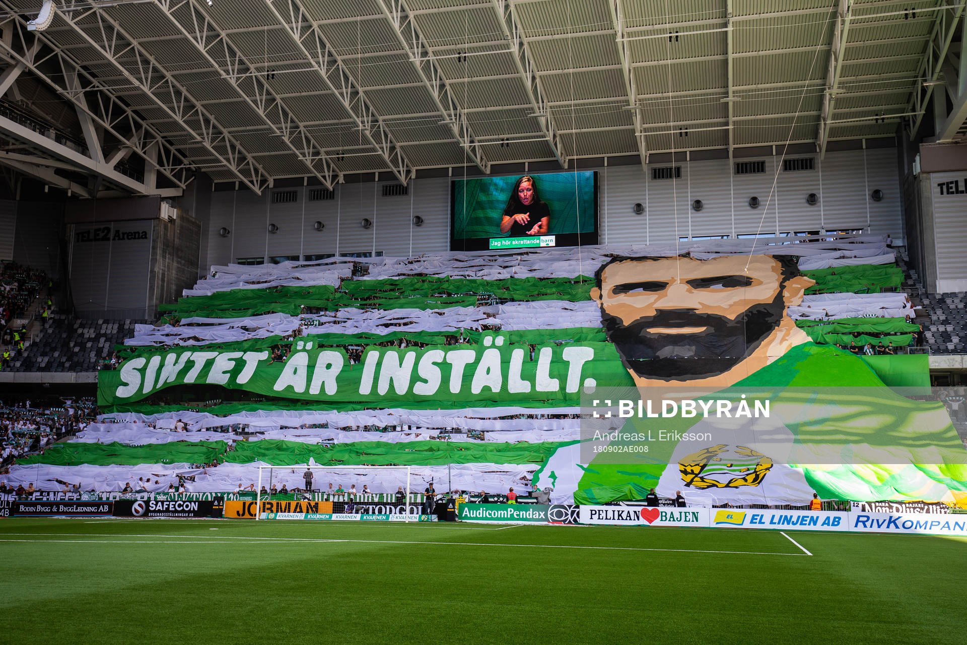 Hammarbys supportrar gör ett tifo innan fotbollsmatchen i
