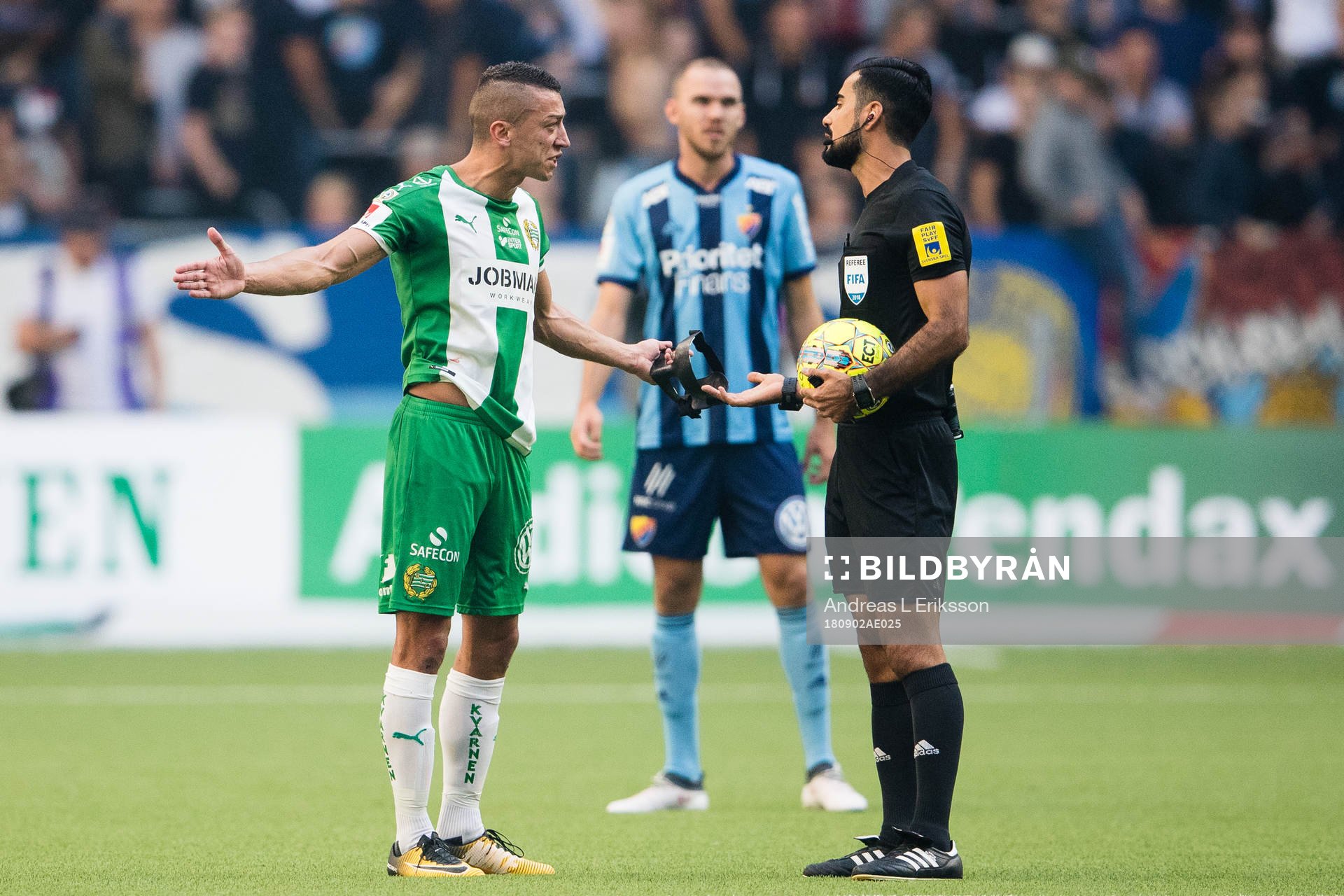 Hammarbys Nikola Djurdjic talar med domare Mohammed Al-Hakim