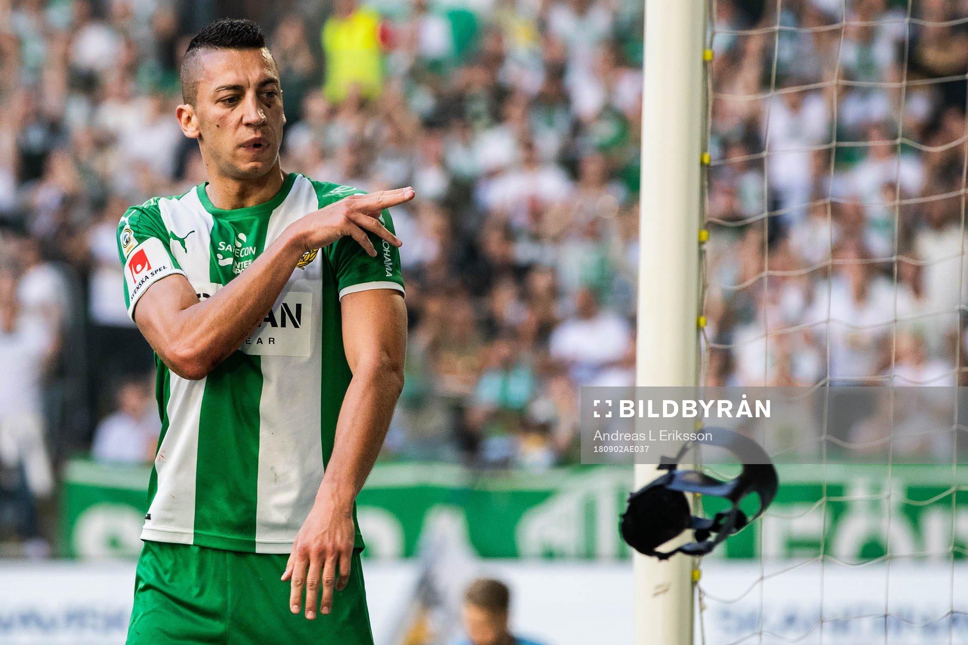 Hammarbys Nikola Djurdjic slänger bort sin mask