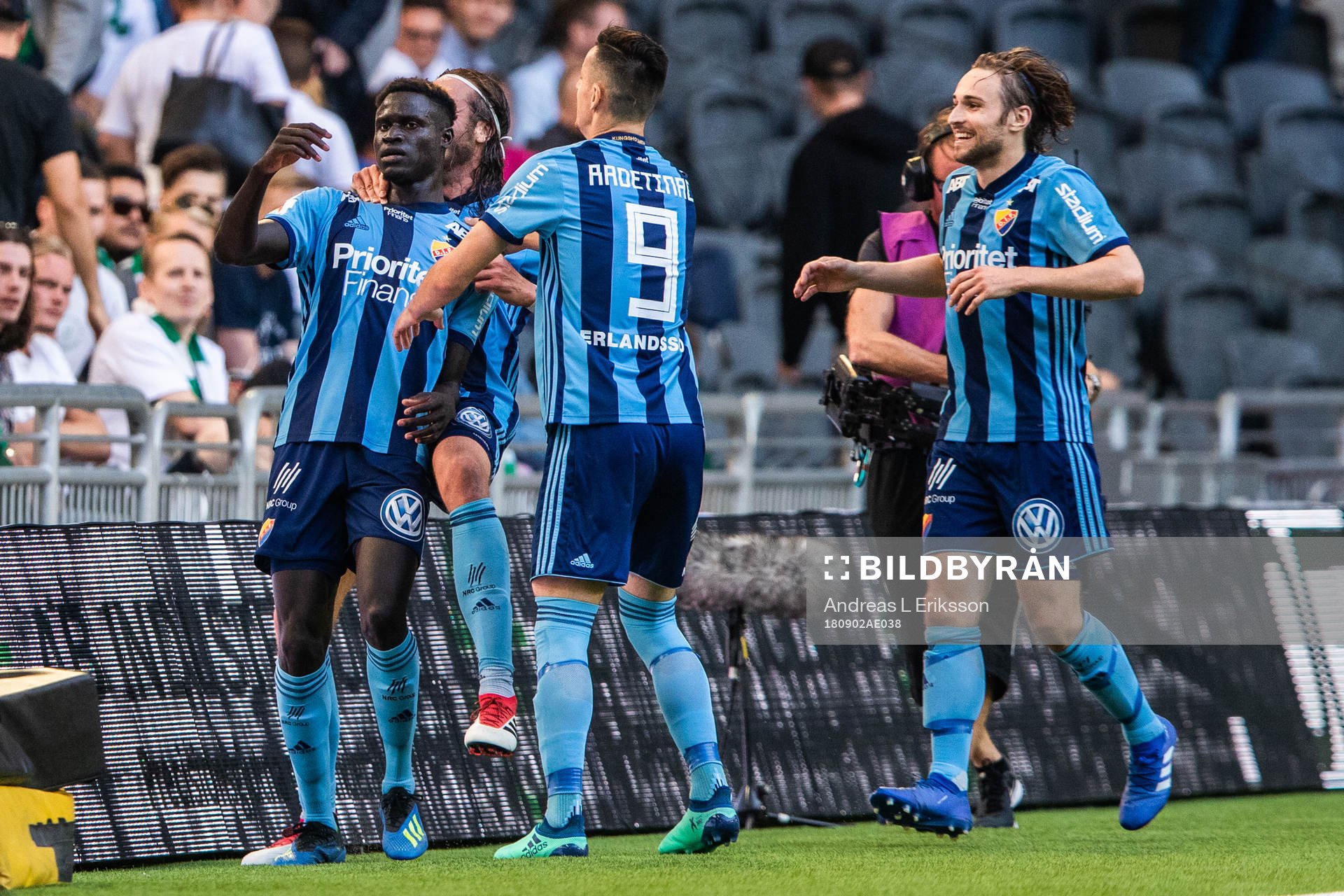 Djurgårdens Aliou Badji blir omkramad