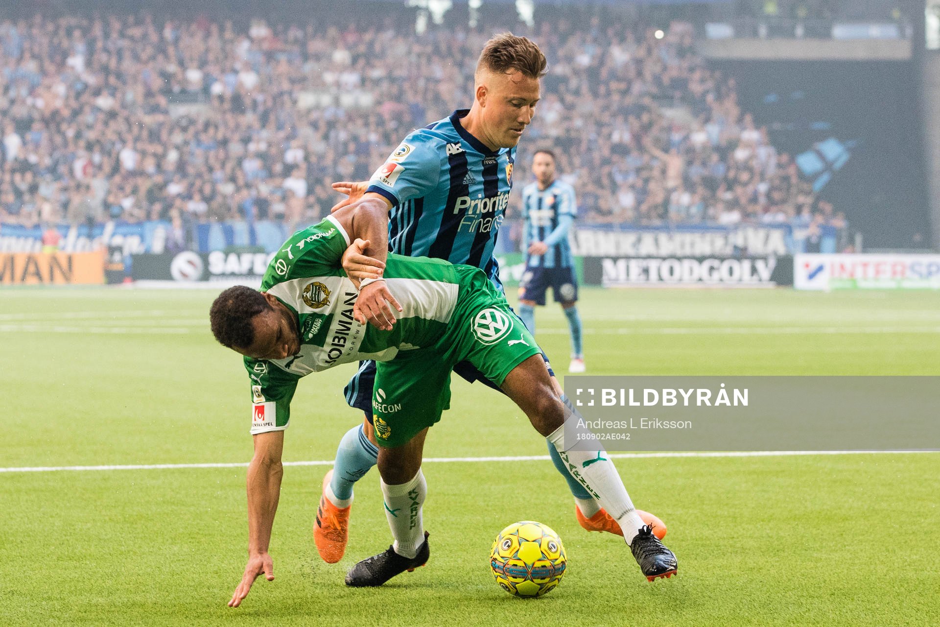Hammarbys Serge-Junior Martinsson Ngouali i kamp om bollen med Djurgårdens Fredrik Ulvestad under fotbollsmatchen i Allsvenskan mellan Hammarby och Djurgården den 2 september 2018 i Stockholm.