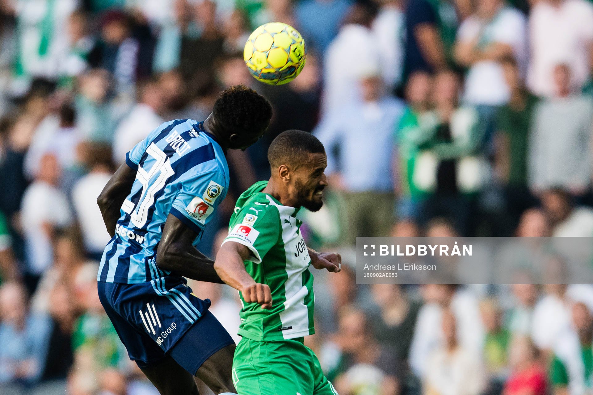Djurgårdens Aliou Badji i en nickduell med Hammarbys Junes