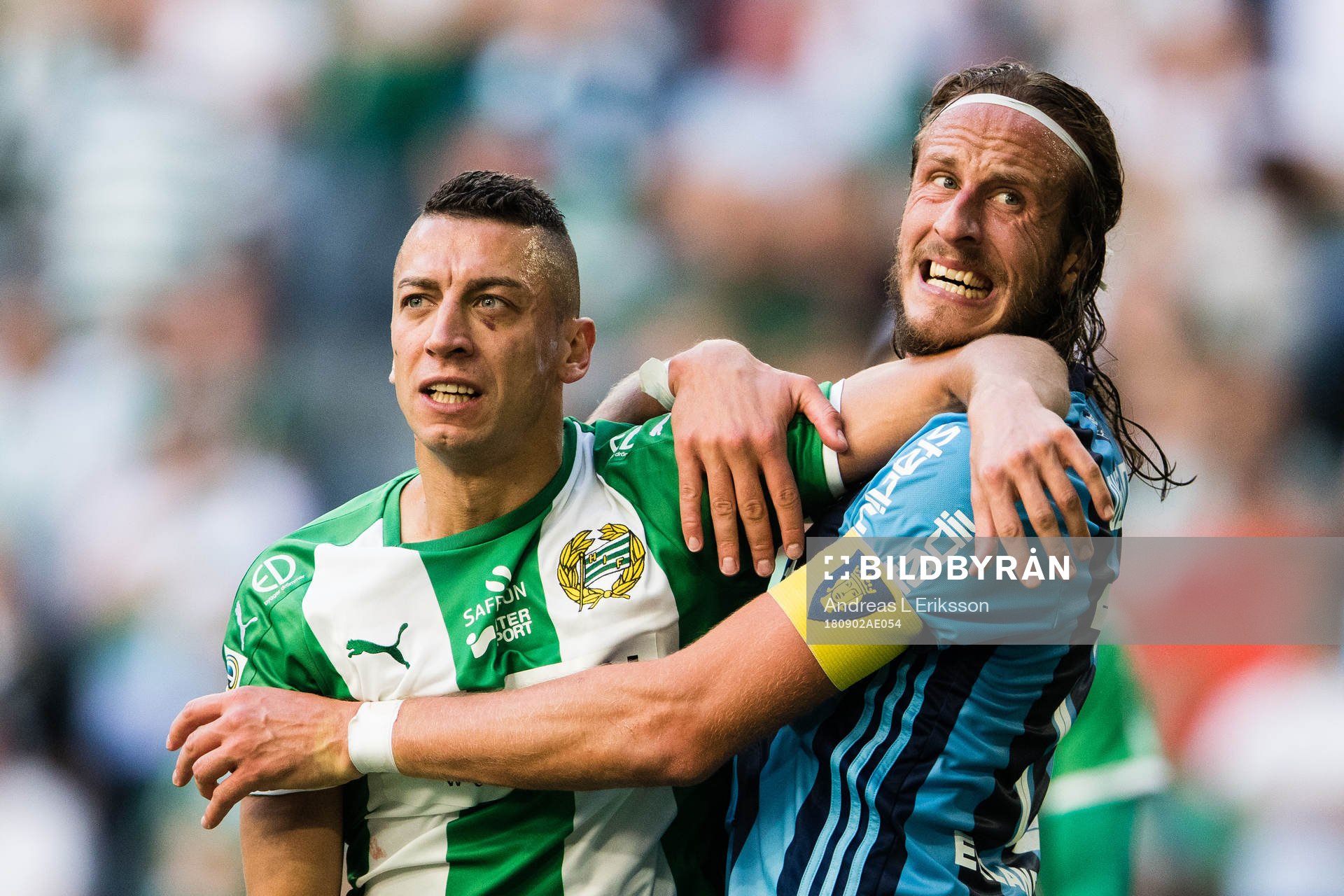 Hammarbys Nikola Djurdjic i en närkamp med Djurgårdens