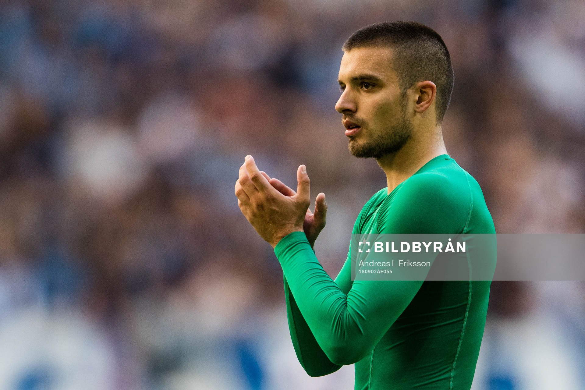 Hammarbys Vladimir Rodic  tackar publiken efter fotbollsmatchen i Allsvenskan mellan Hammarby och Djurgården den 2 september 2018 i Stockholm. 