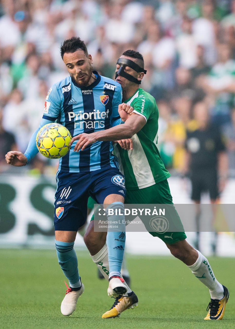 Djurgårdens Fredrik Ulvestad i kamp om bollen med