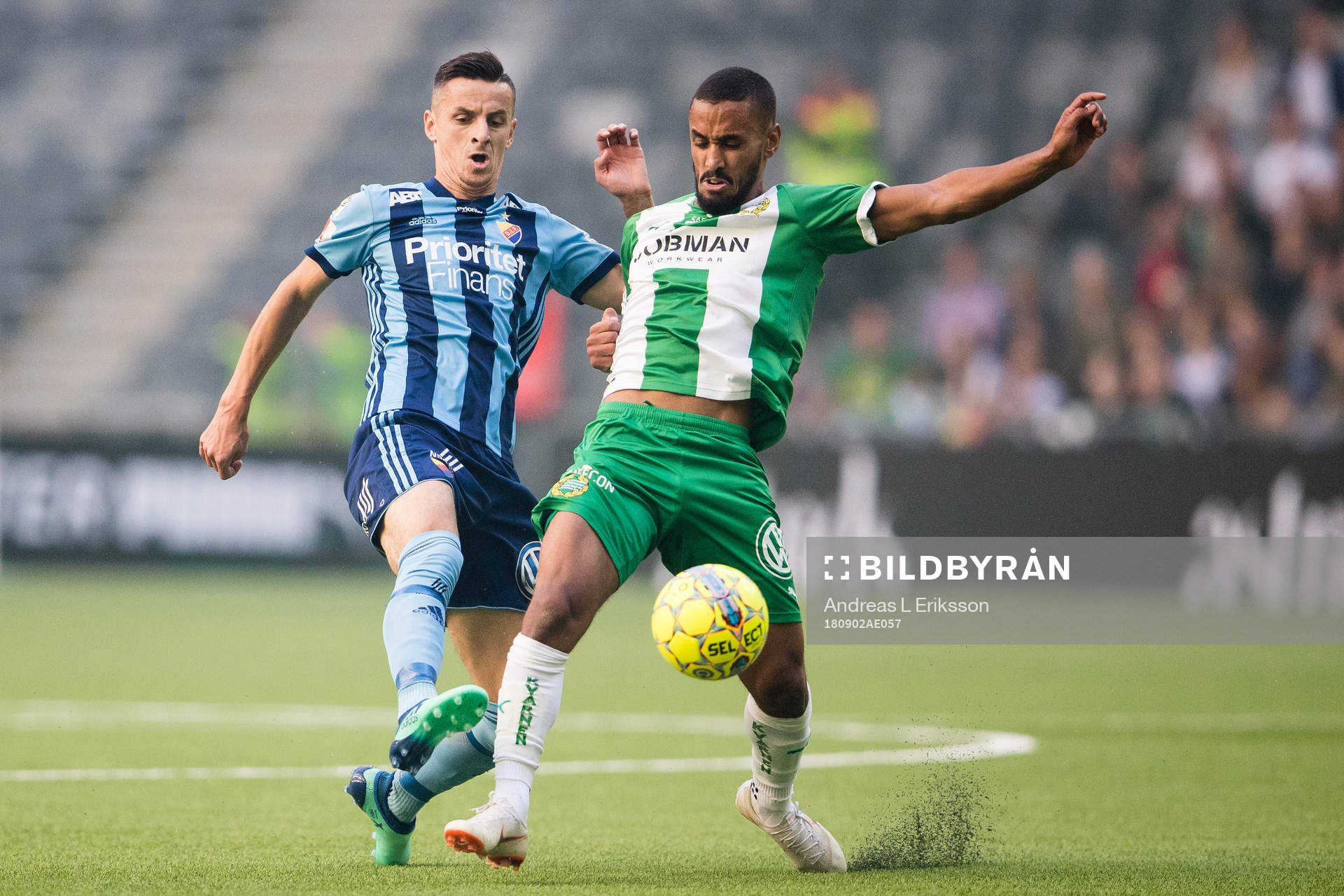 Djurgårdens Haris Radetinac i kamp om bollen med Hammarbys