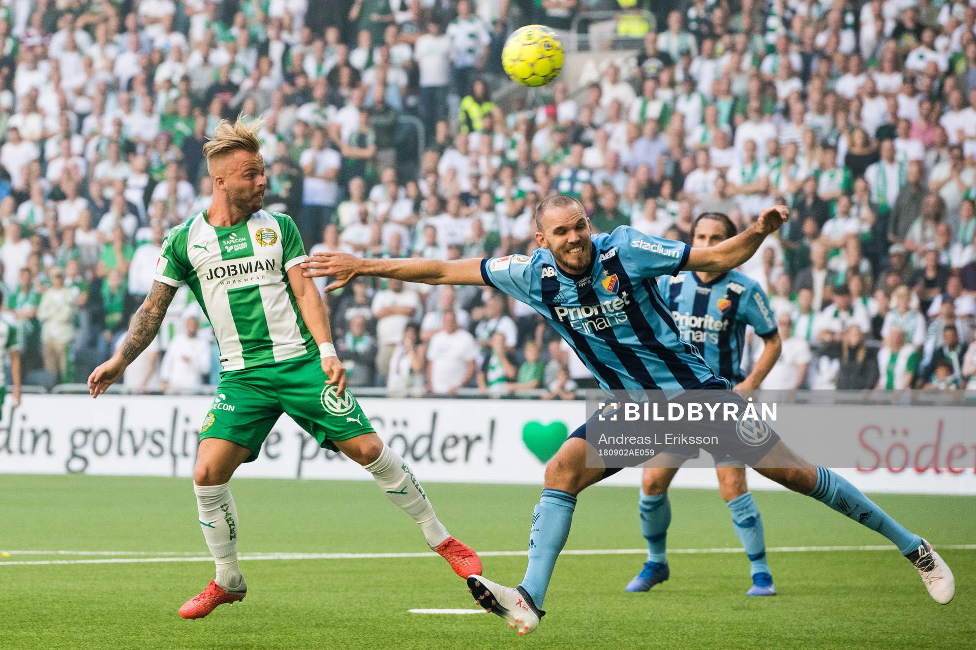 Hammarbys Sander Svendsen med en nick förbi Djurgårdens