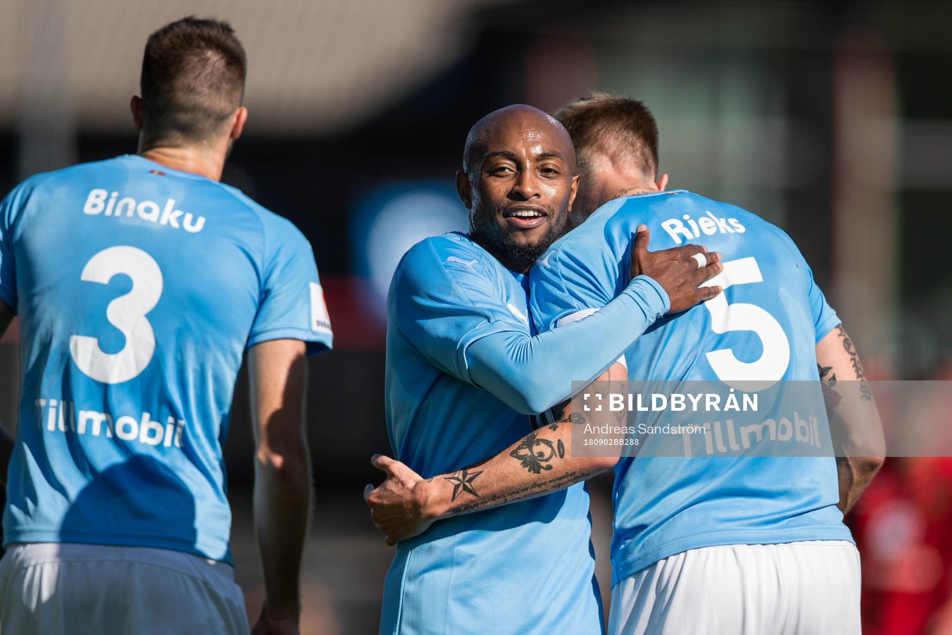 Malmö FFs Fouad Bachirou och Sören Rieks jublar efter 1-0 under fotbollsmatchen i Allsvenskan mellan Brommapojkarna och Malmö FF den 2 september 2018 i Stockholm.