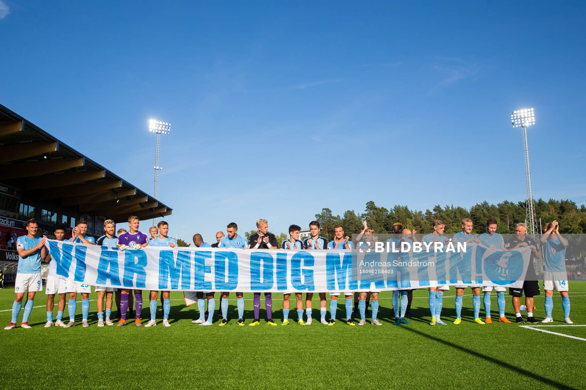 Malmö FFs spelare håller upp en banderoll
