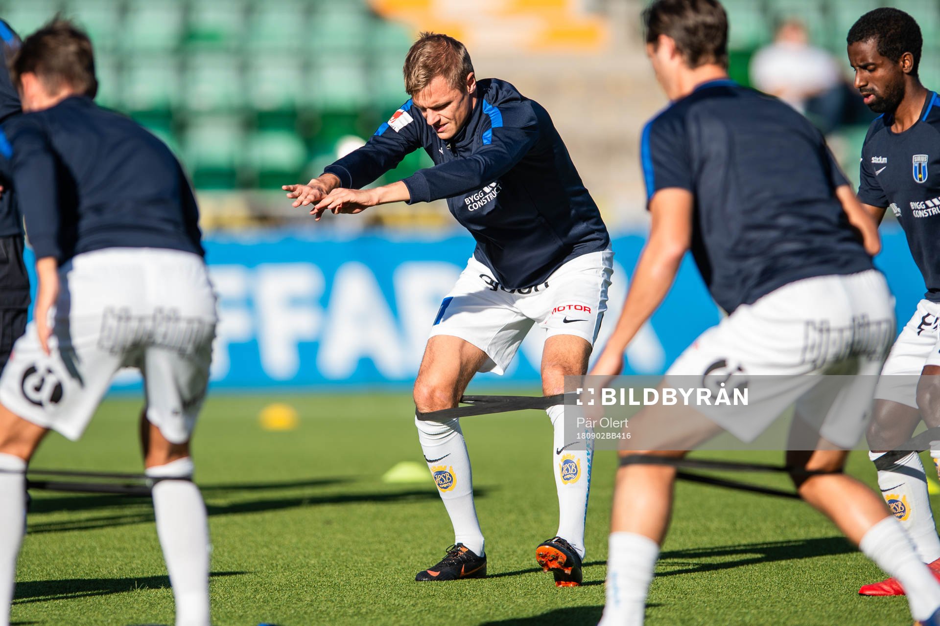 Sirius värmer upp innan fotbollsmatchen i Allsvenskan