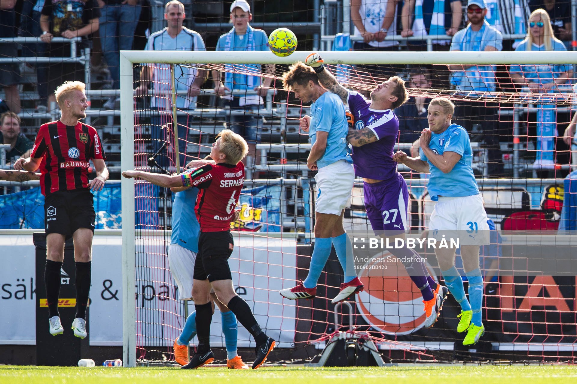Malmö FFs målvakt Johan Dahlin räddar