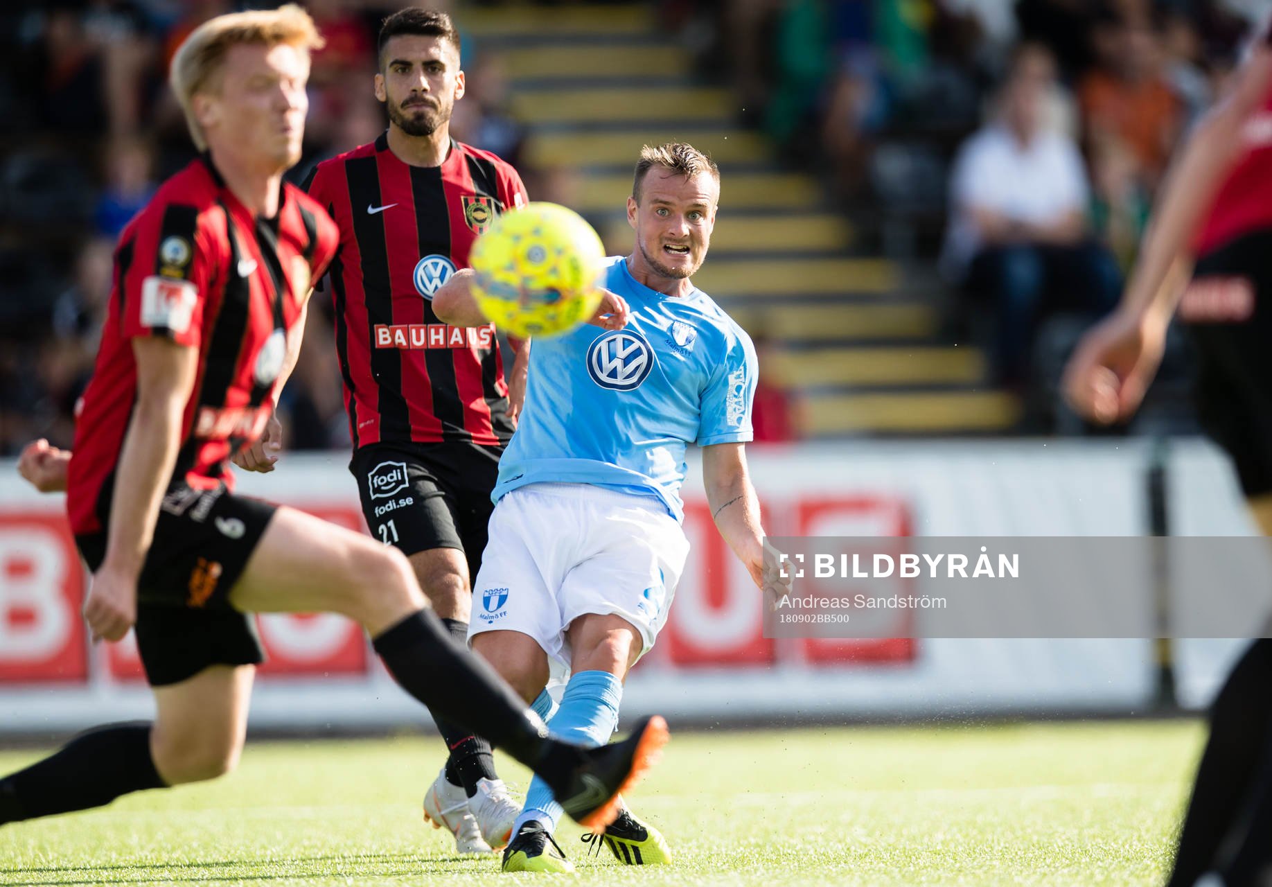 Malmö FFs Eric Larsson skjuter in 0-2