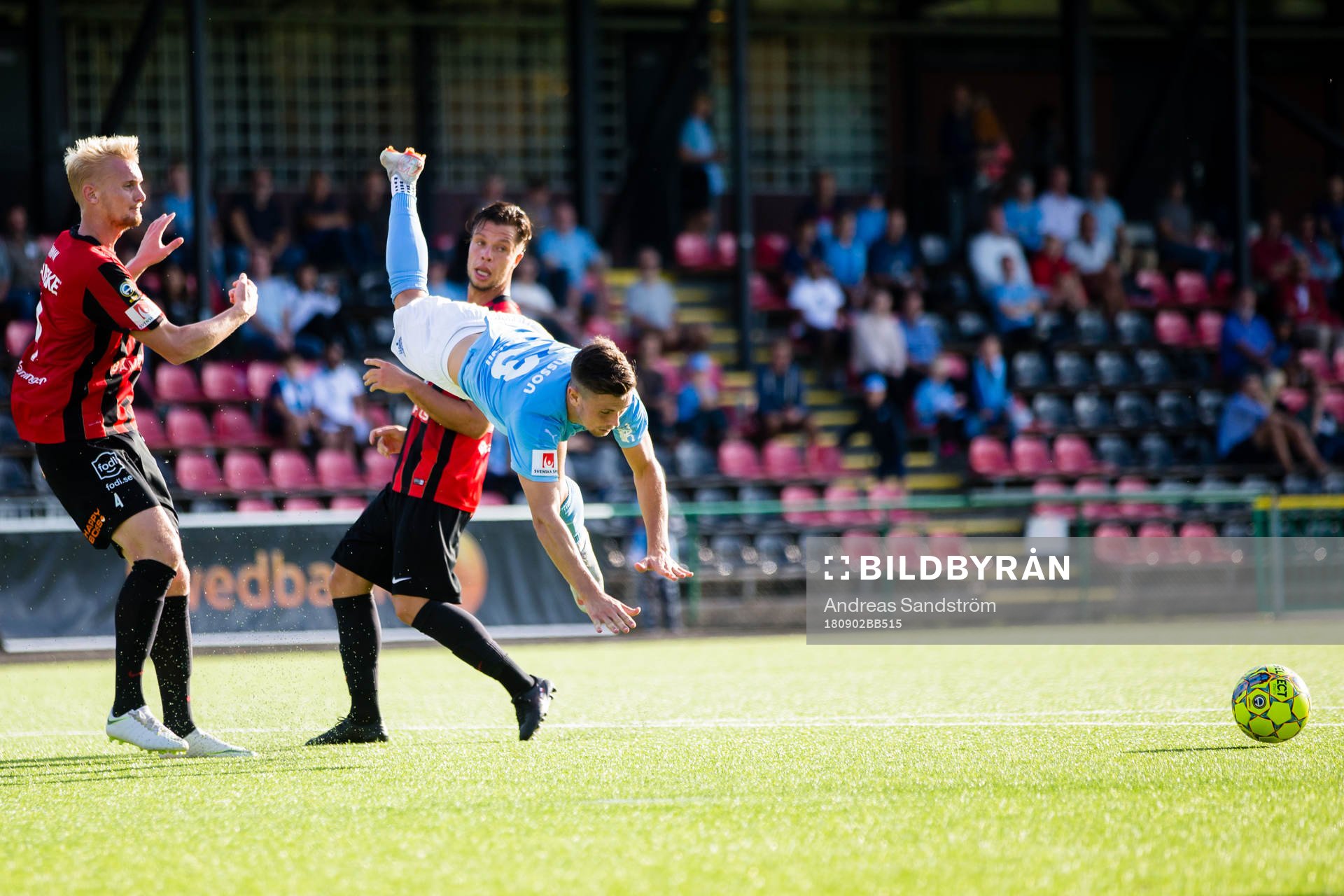 Malmö FFs Marcus Antonsson blir fälld i straffområdet av