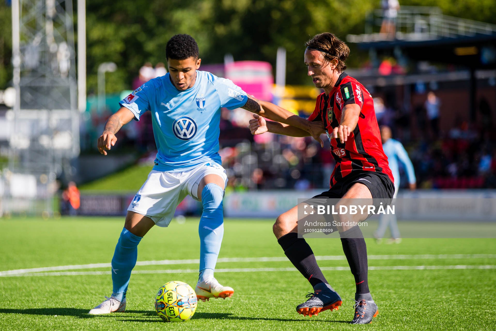 Malmö FFs Romain Gall i kamp med Brommapojkarnas Philip Hellqvist  under fotbollsmatchen i Allsvenskan mellan Brommapojkarna och Malmö FF den 2 september 2018 i Stockholm. 