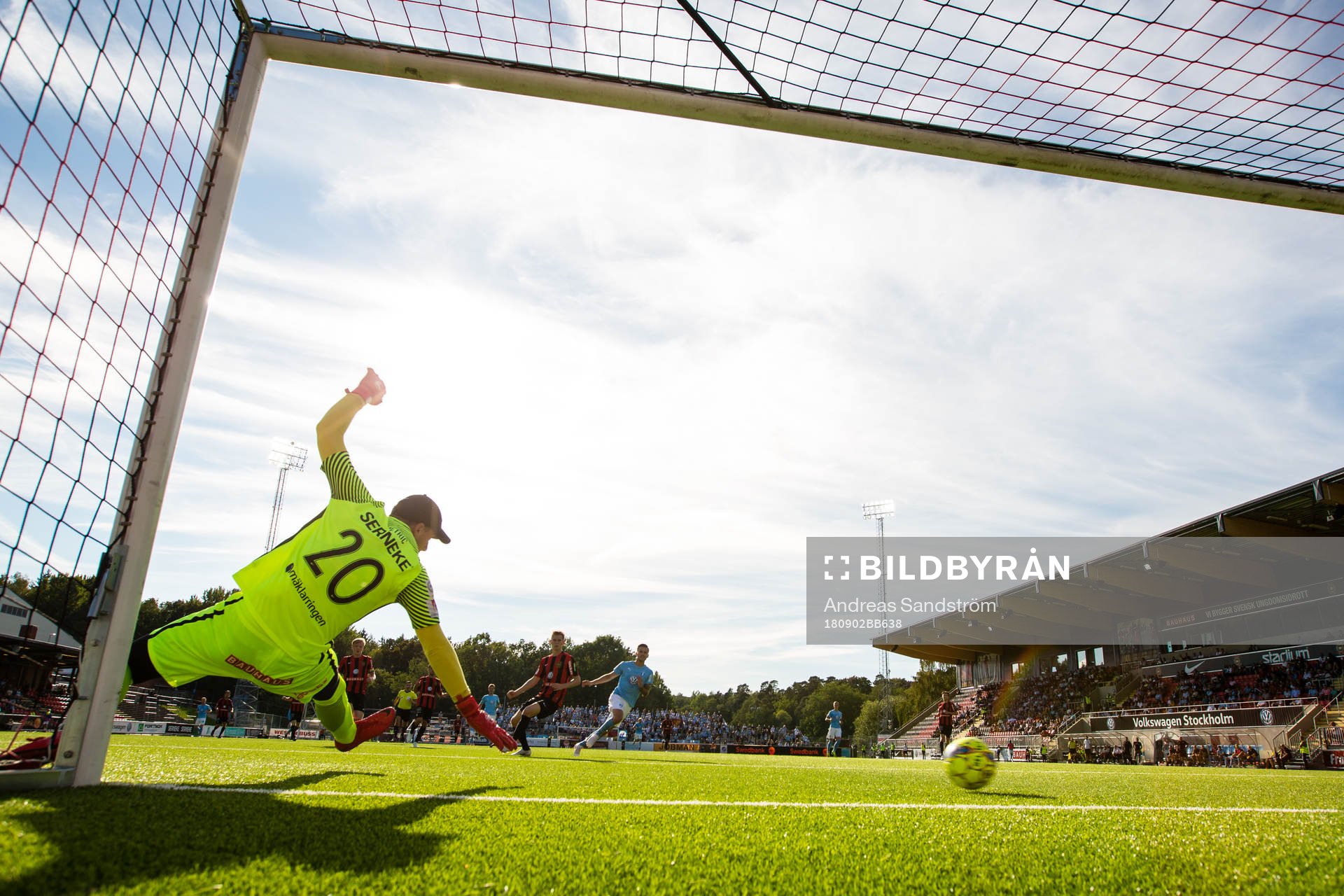 Brommapojkarnas målvakt Nikola Petric  släpper in 0-3