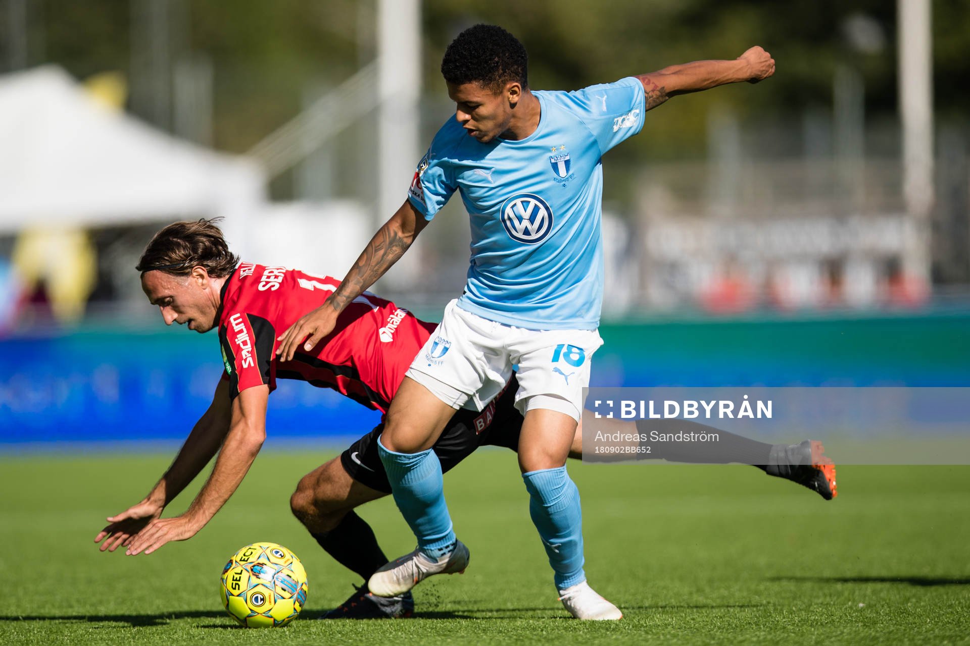Malmö FFs Romain Gall i kamp om bollen med Brommapojkarnas