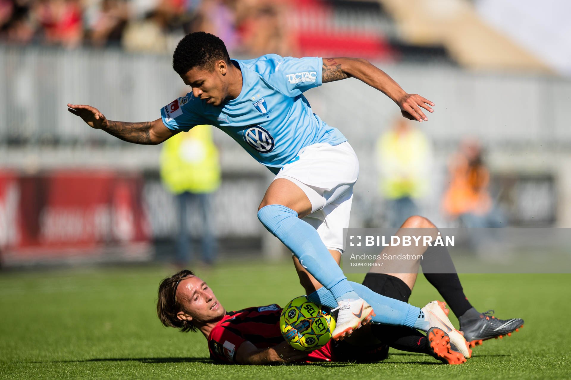 Malmö FFs Romain Gall i kamp om bollen med Brommapojkarnas