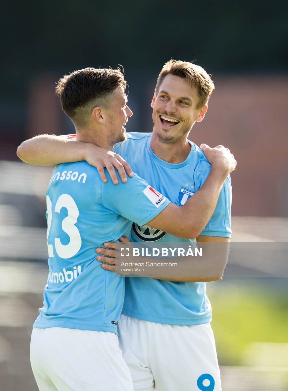 Malmö FFs Marcus Antonsson (v) gör 0-3 och firar med Markus Rosenberg under fotbollsmatchen i Allsvenskan mellan Brommapojkarna och Malmö FF den 2 september 2018 i Stockholm.