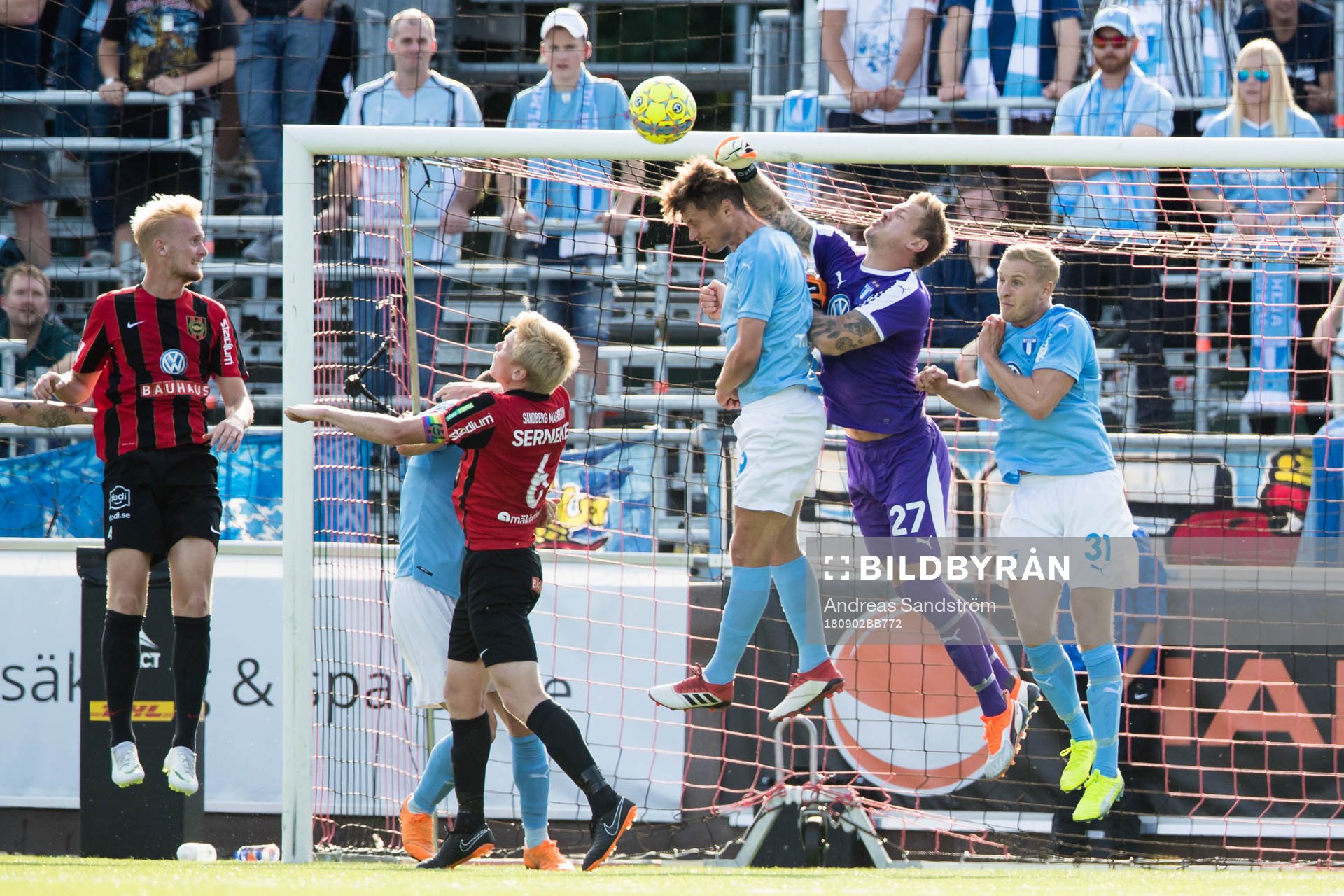 Malmö FFs målvakt Johan Dahlin boxar ut bollen