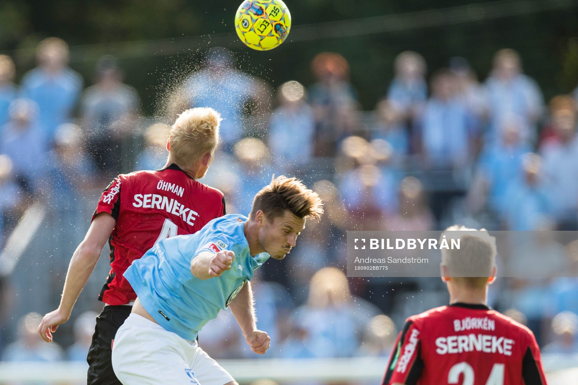 Brommapojkarnas Ludvig Öhman Silwerfeldt i kamp om bollen