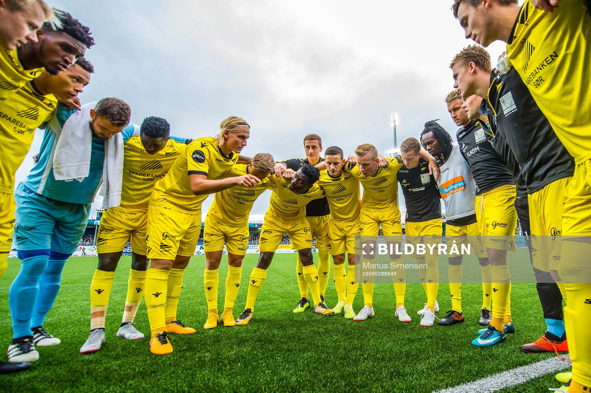 Erlend Segberg of Start have a pep talk