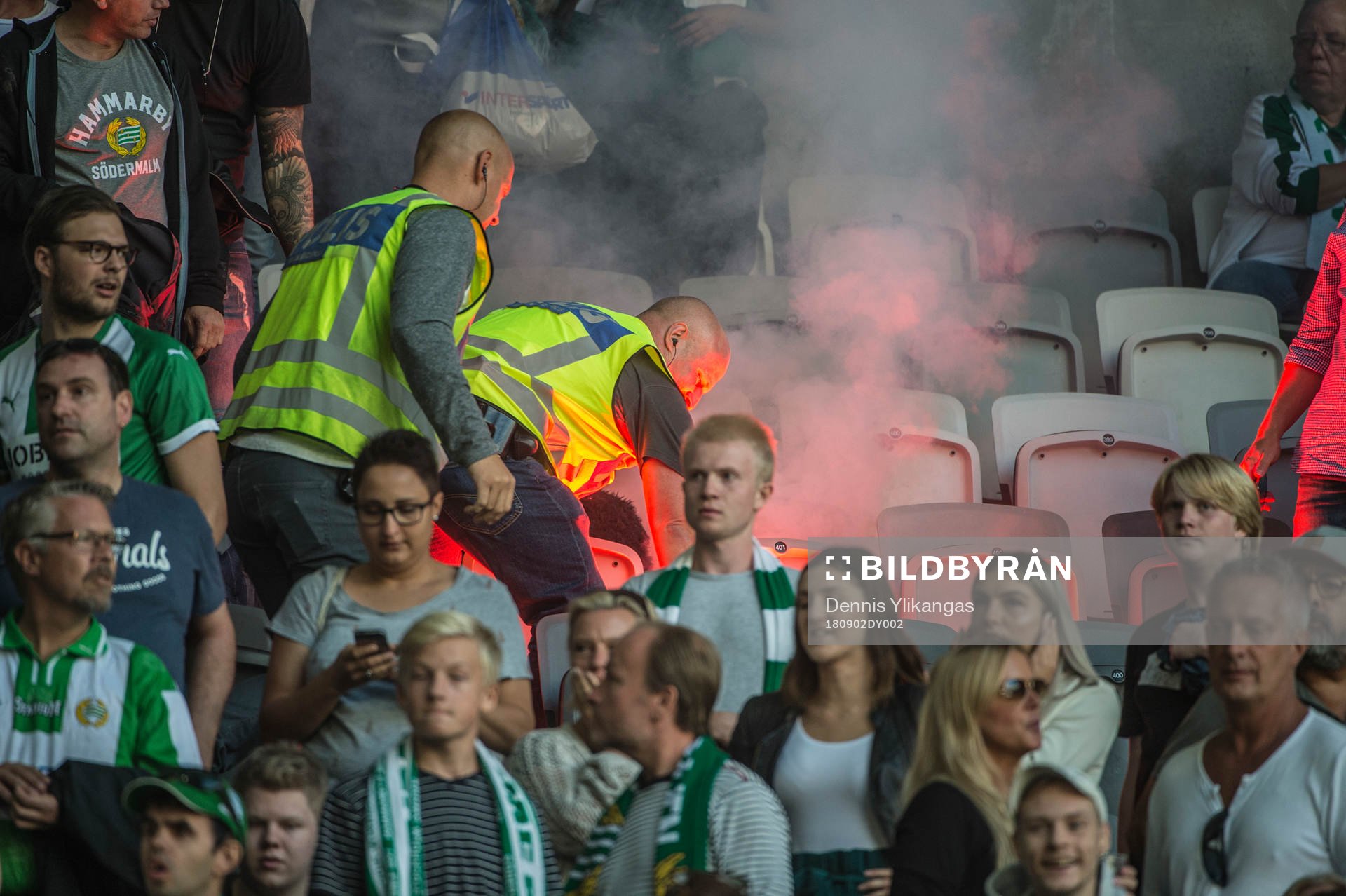 Polis tar hand om en bengal på läktaren och matchstart