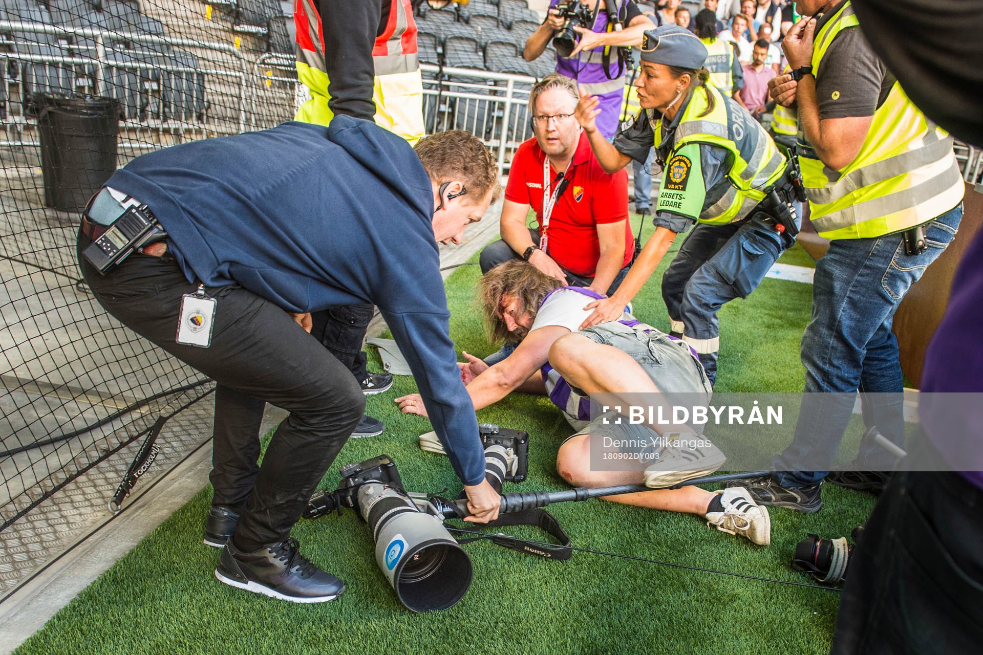 Fotograf blir attackerad av föremål inkastat från