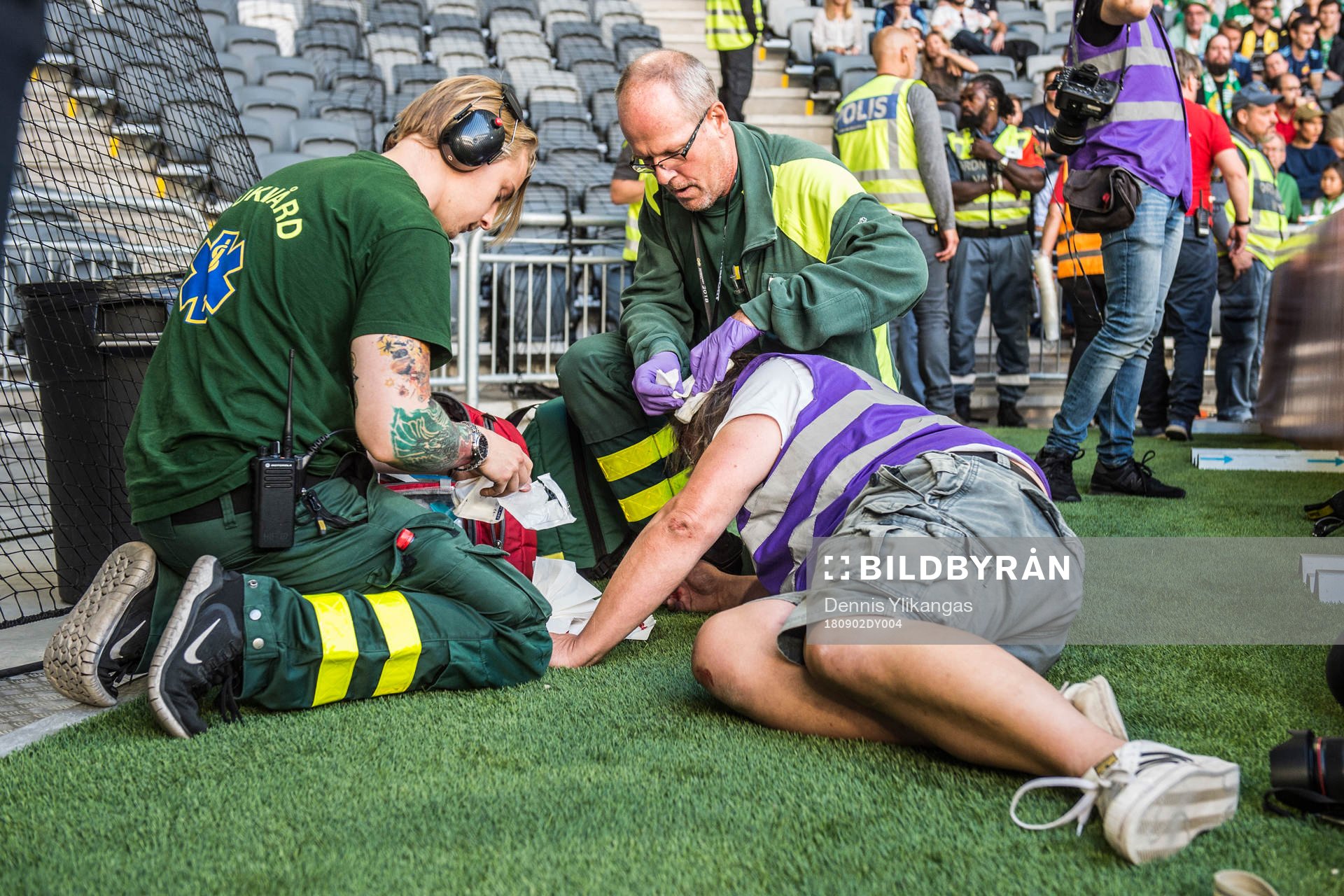 Fotograf blir attackerad av föremål inkastat från