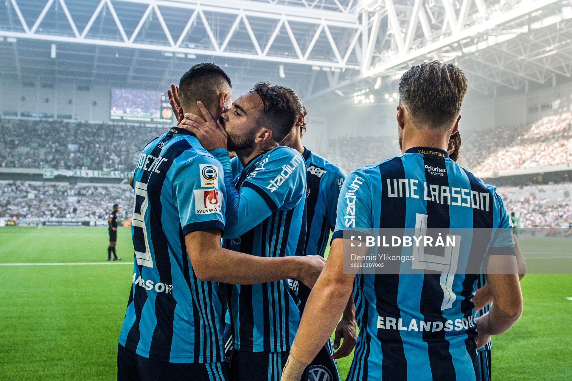 Djurgårdens Haris Radetinac firar med lagkamrater
