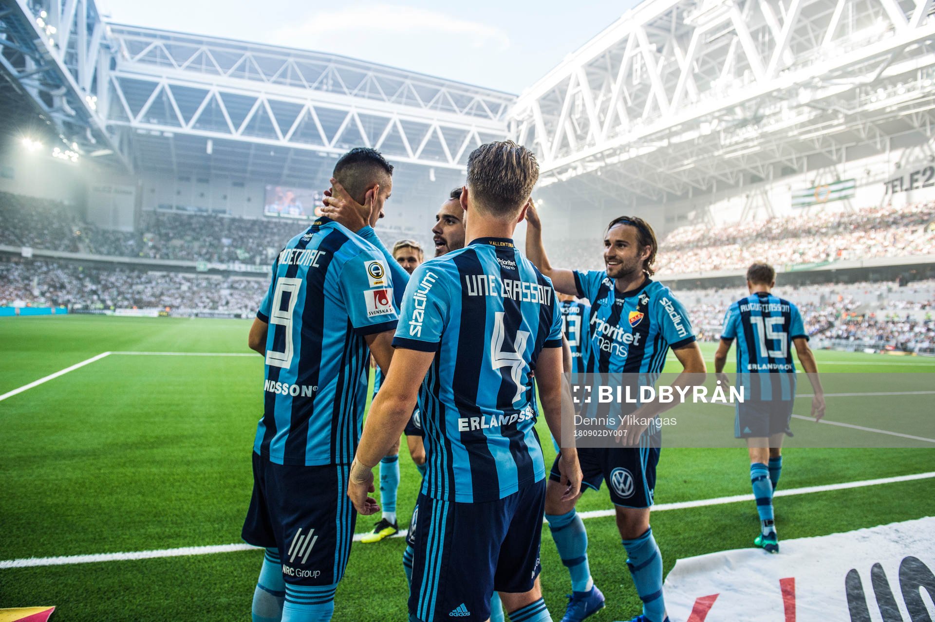 Djurgårdens Haris Radetinac firar med lagkamrater