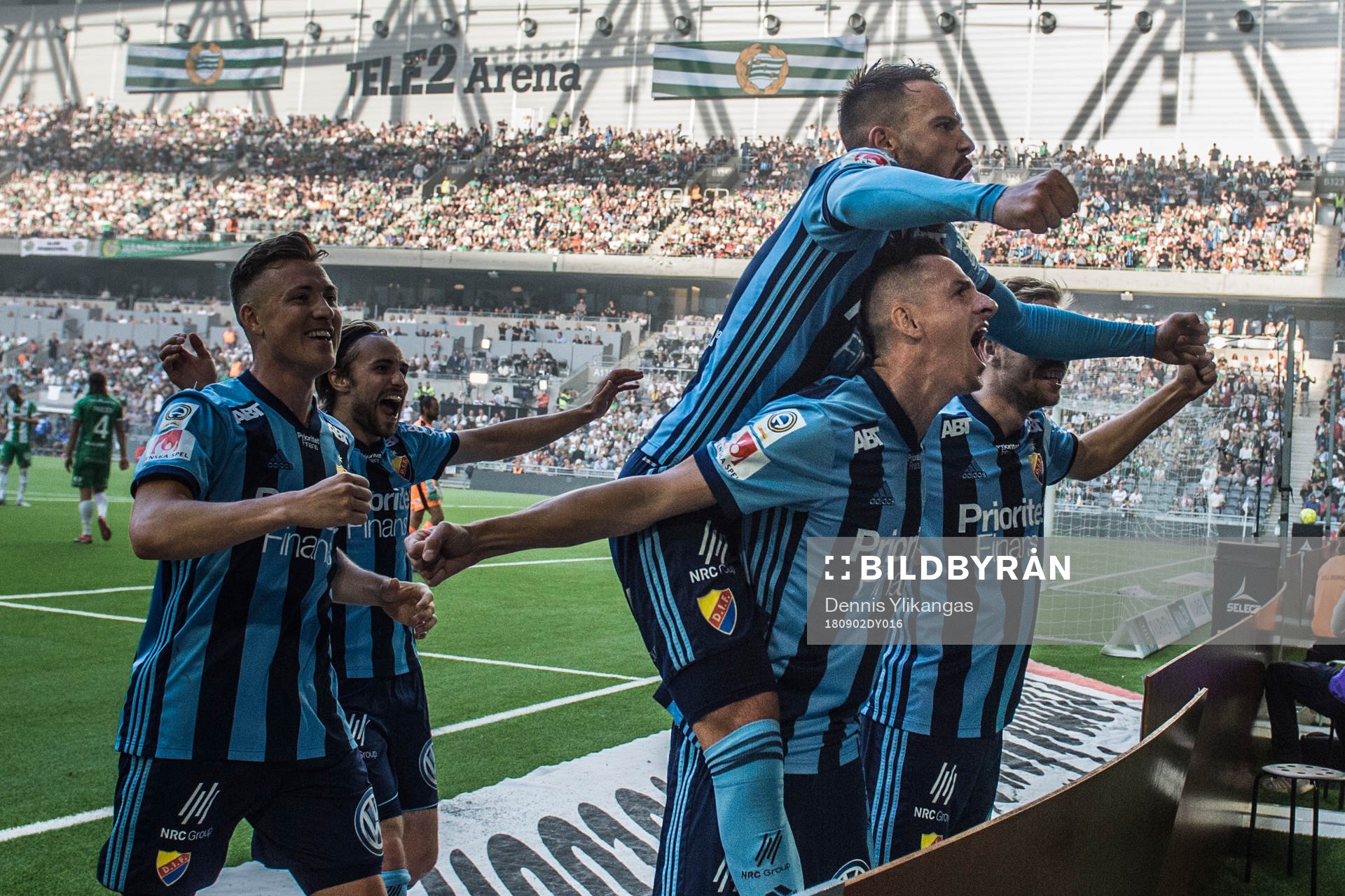 Djurgårdens Haris Radetinac firar sitt 2-0 med lagkamrater