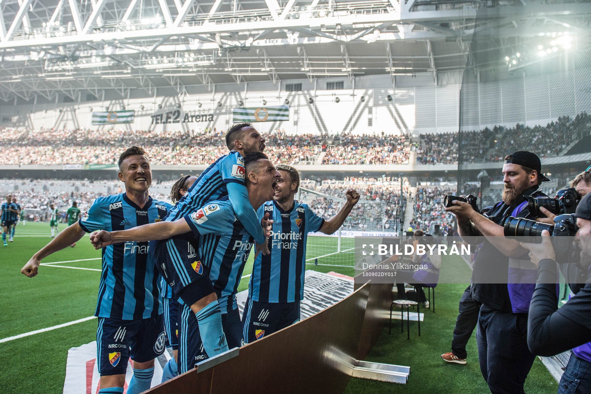 Djurgårdens Haris Radetinac firar sitt 2-0 med lagkamrater