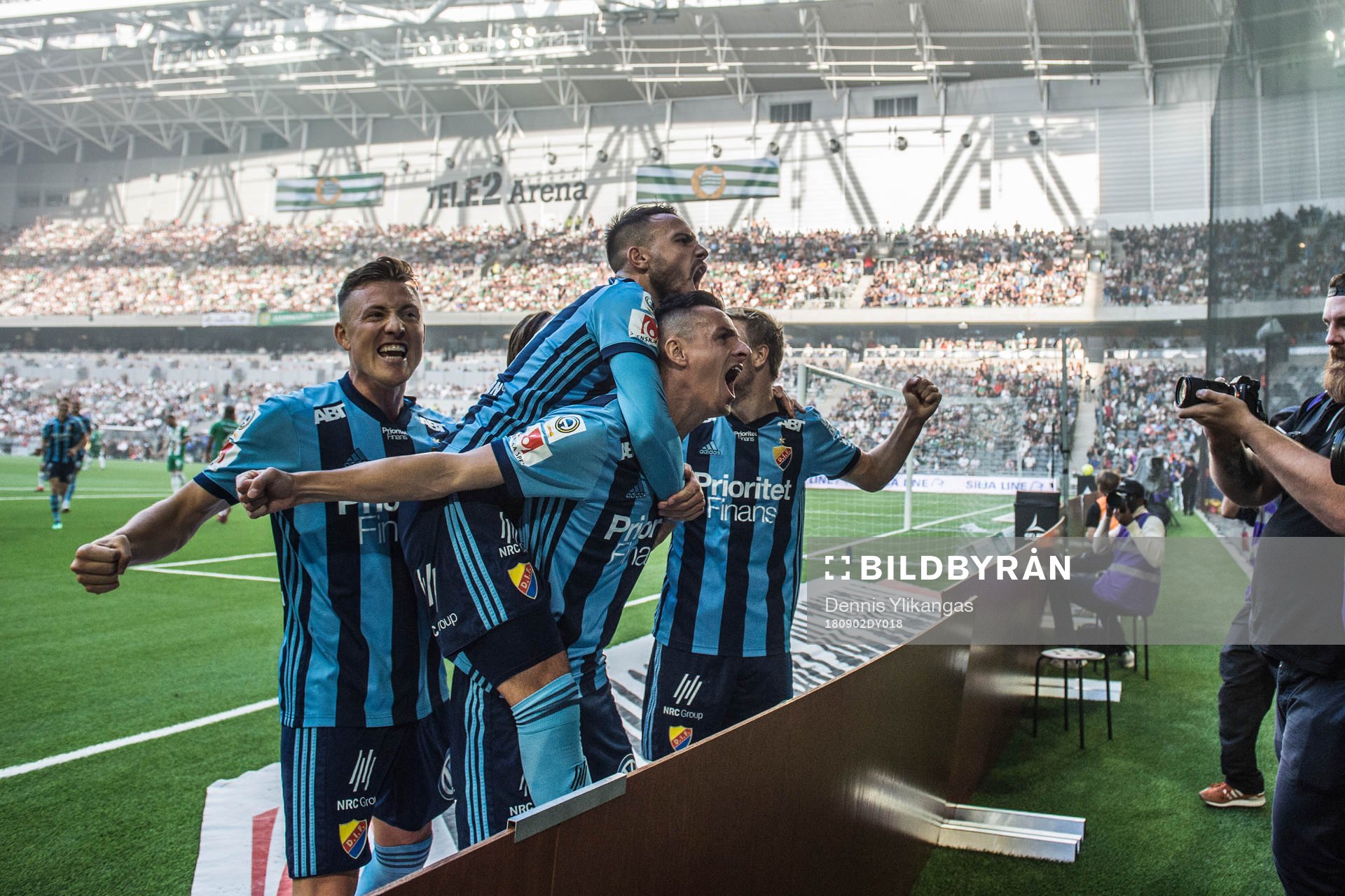 Djurgårdens Haris Radetinac firar sitt 2-0 med lagkamrater