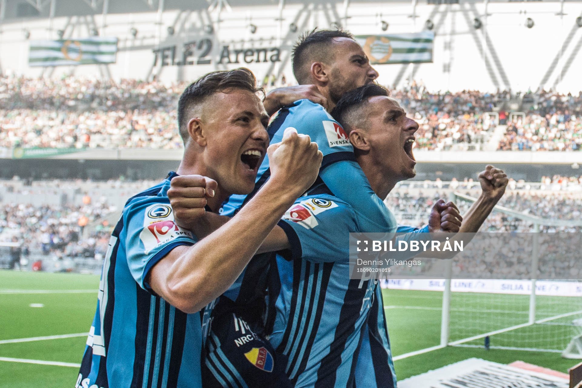Djurgårdens Haris Radetinac firar sitt 2-0 med lagkamrater