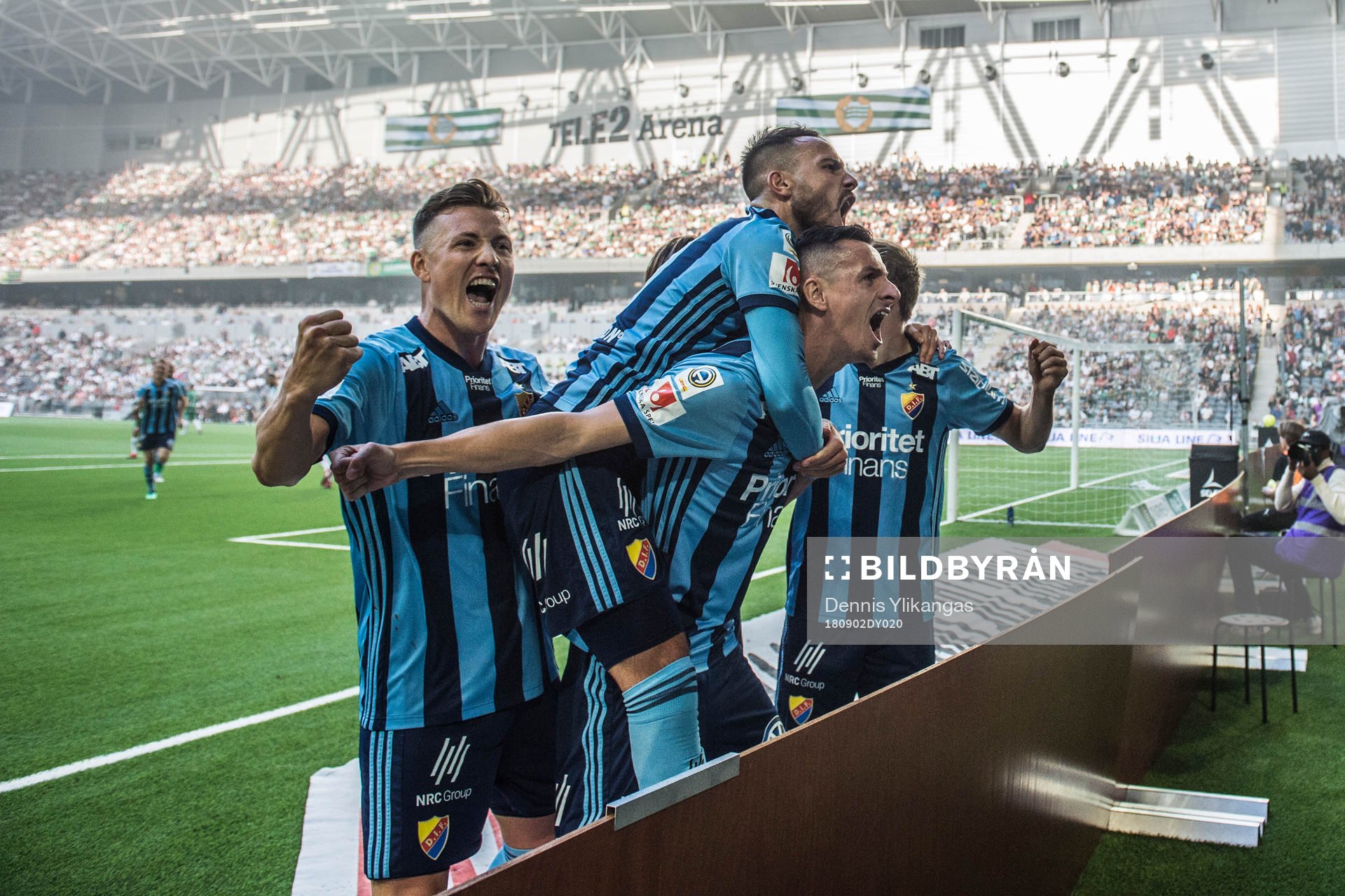 Djurgårdens Haris Radetinac firar sitt 2-0 med lagkamrater