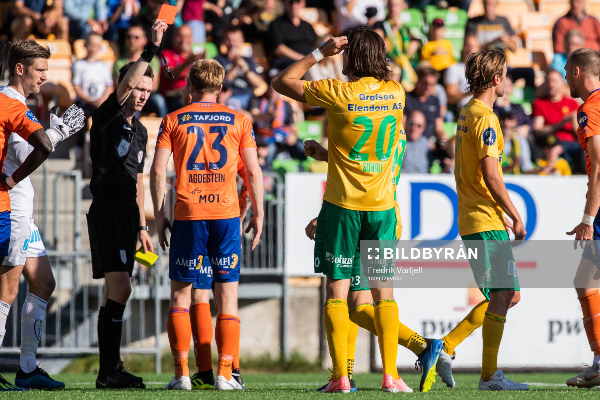 Aron Elís Thrándarson of Aalesund receives a red card