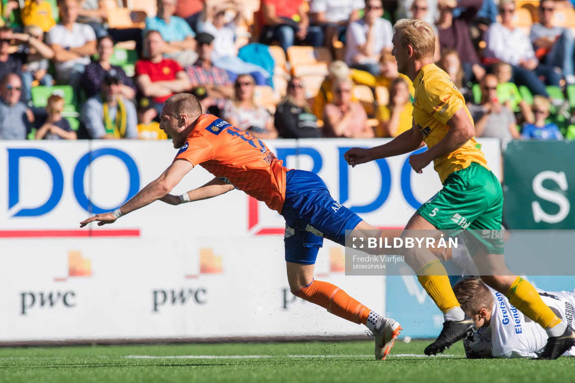 Aron Elís Thrándarson of Aalesund and Goalkeeper Stefan