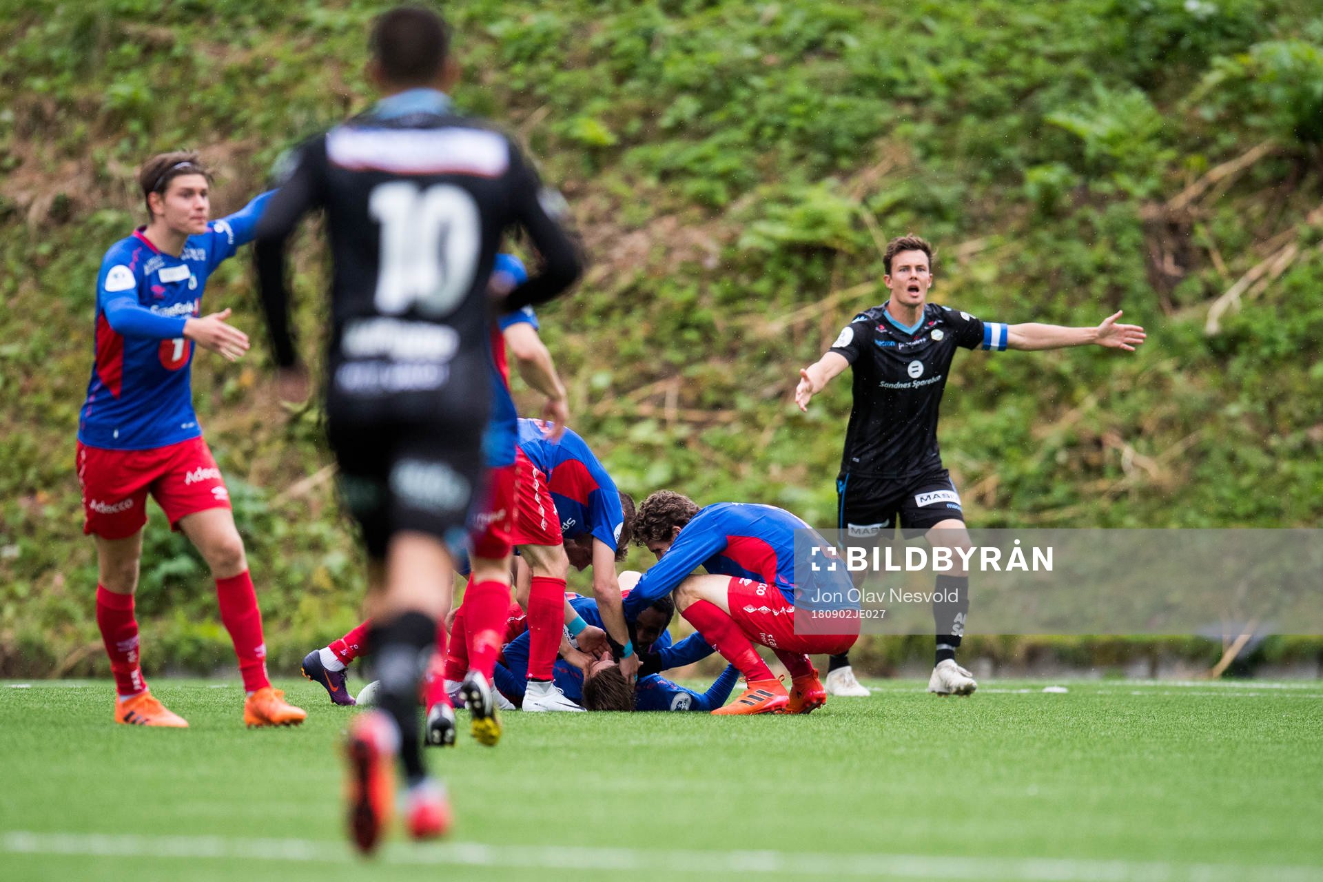 The players of Tromsdalen celebrate the 1-0 goal while