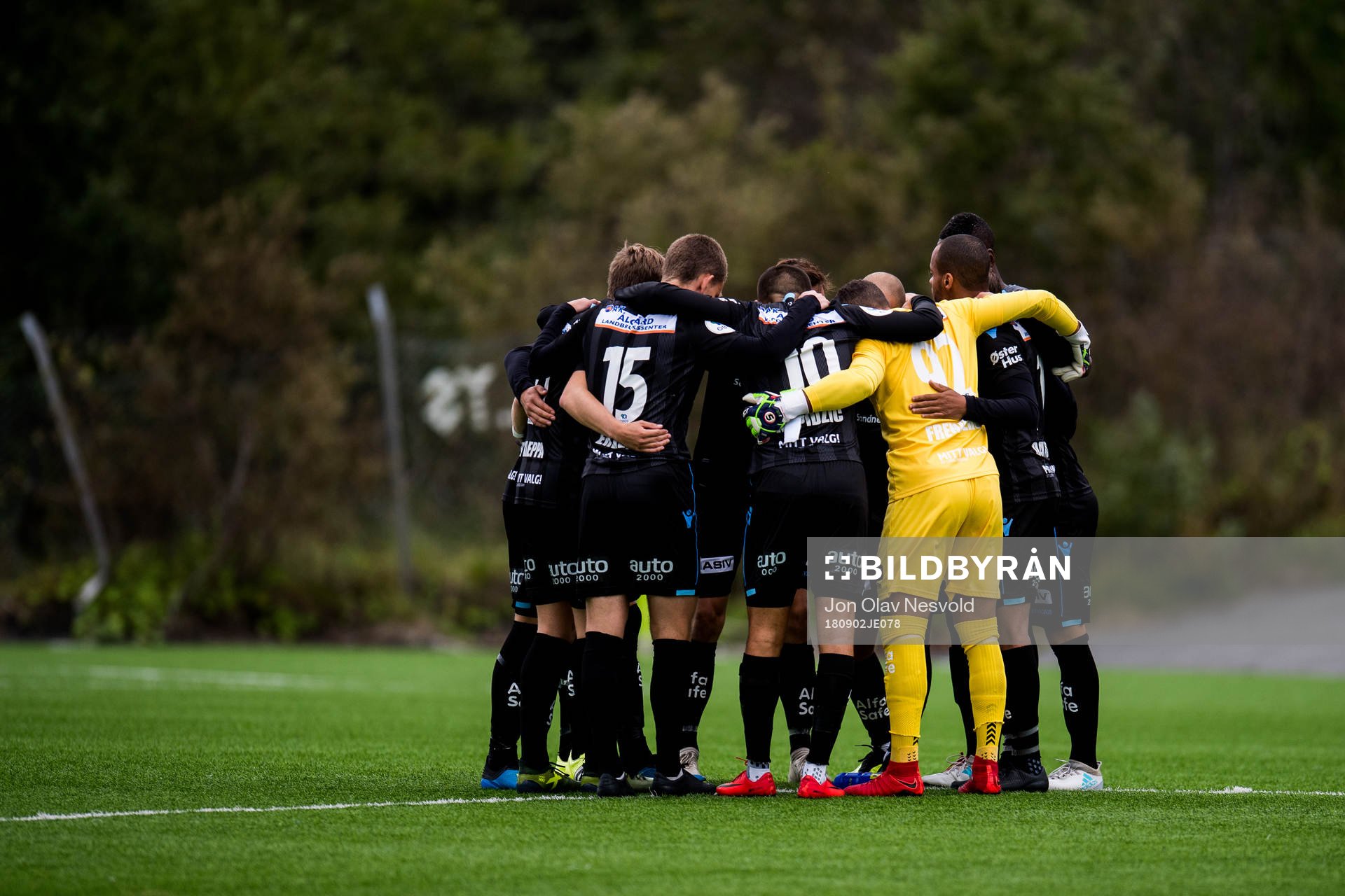The players of Sandnes Ulf gather in a circle