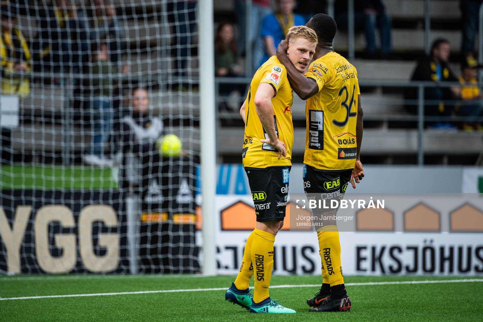Elfsborgs Per Frick och Elfsborgs Chinedu Obasi kramar om