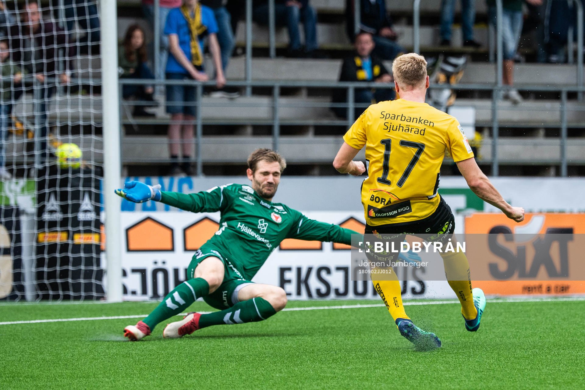 Kalmars målvakt Lucas Hägg-Johansson räddar