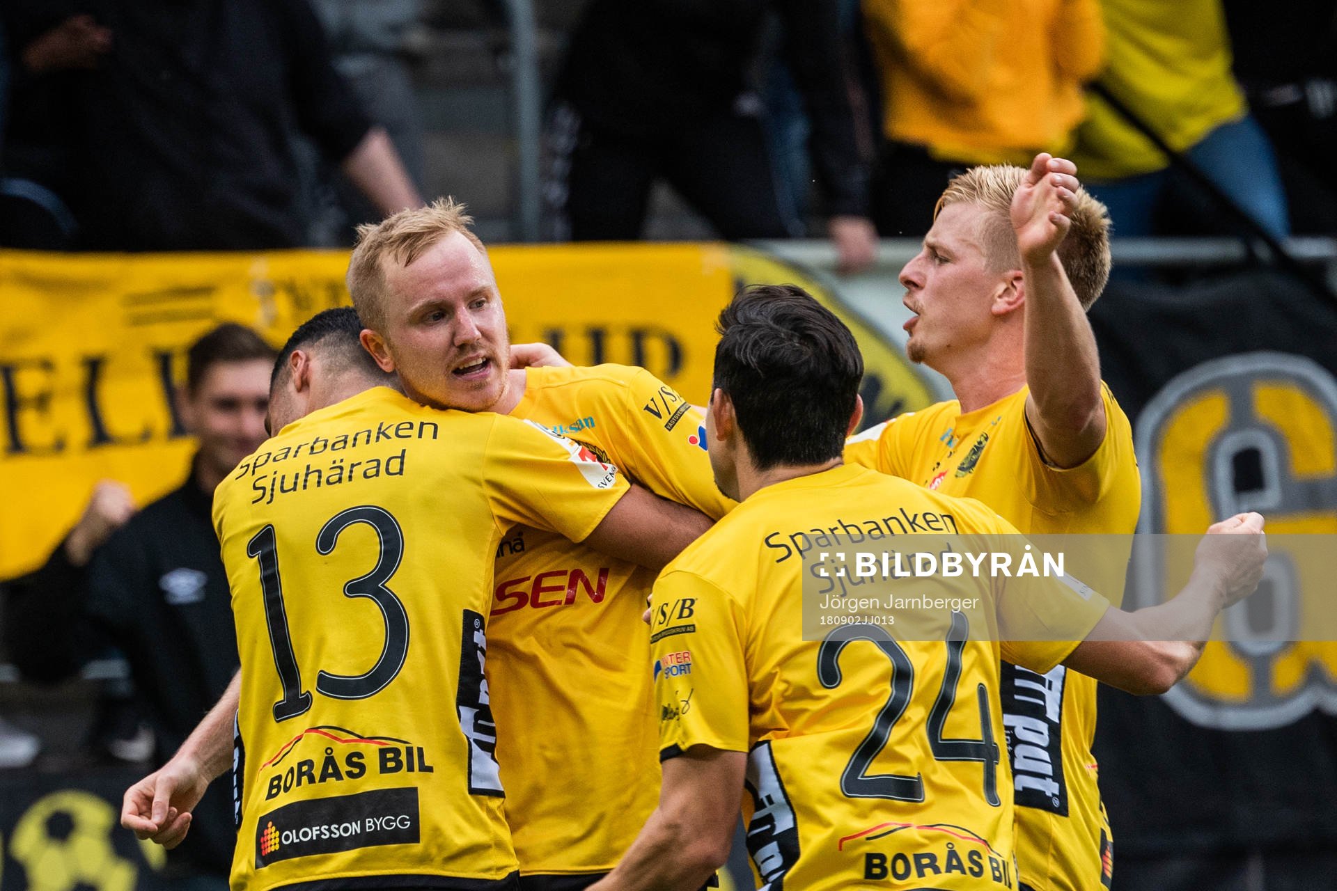 Elfsborgs Simon Lundevall kramas om efter 1-1 under fotbollsmatchen i Allsvenskan mellan Elfsborg och Kalmar den 2 september 2018 i Borås.